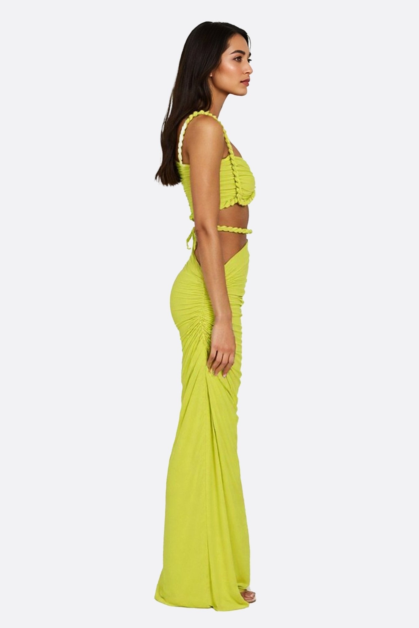 Détail du drapé élégant de l'ensemble beachwear vert citron, jupe asymétrique, idéal pour une escapade estivale.