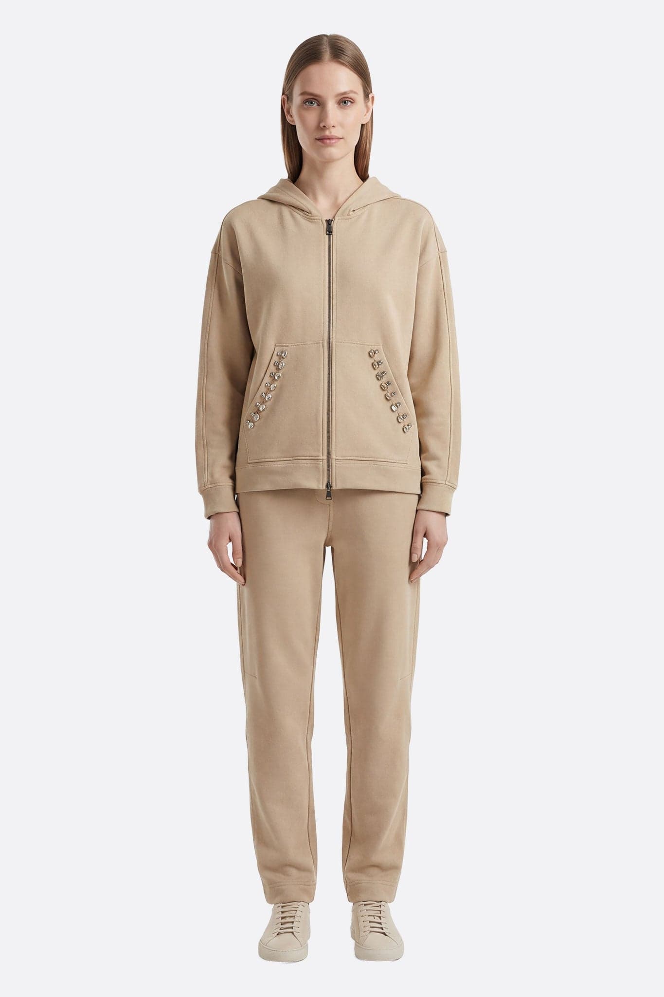 Tuta beige adornata con cristalli, perfetta per un look casual ed elegante in ogni occasione