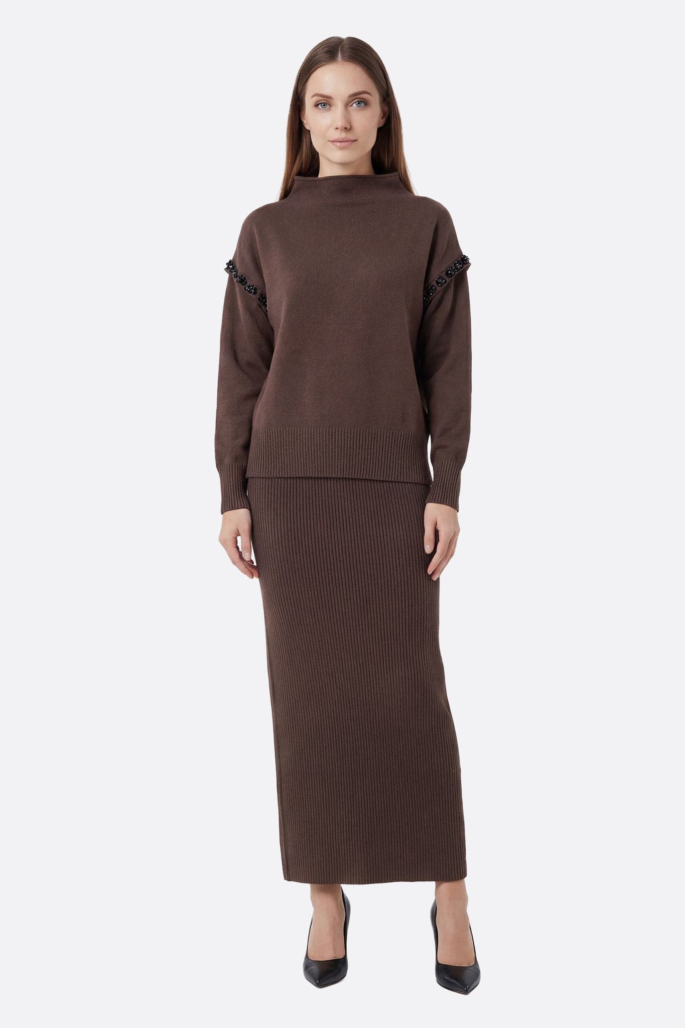 Elegantes braunes Strickensemble mit langer Rock und Pullover, ideal für festliche Anlässe oder stilvolle Ausflüge.