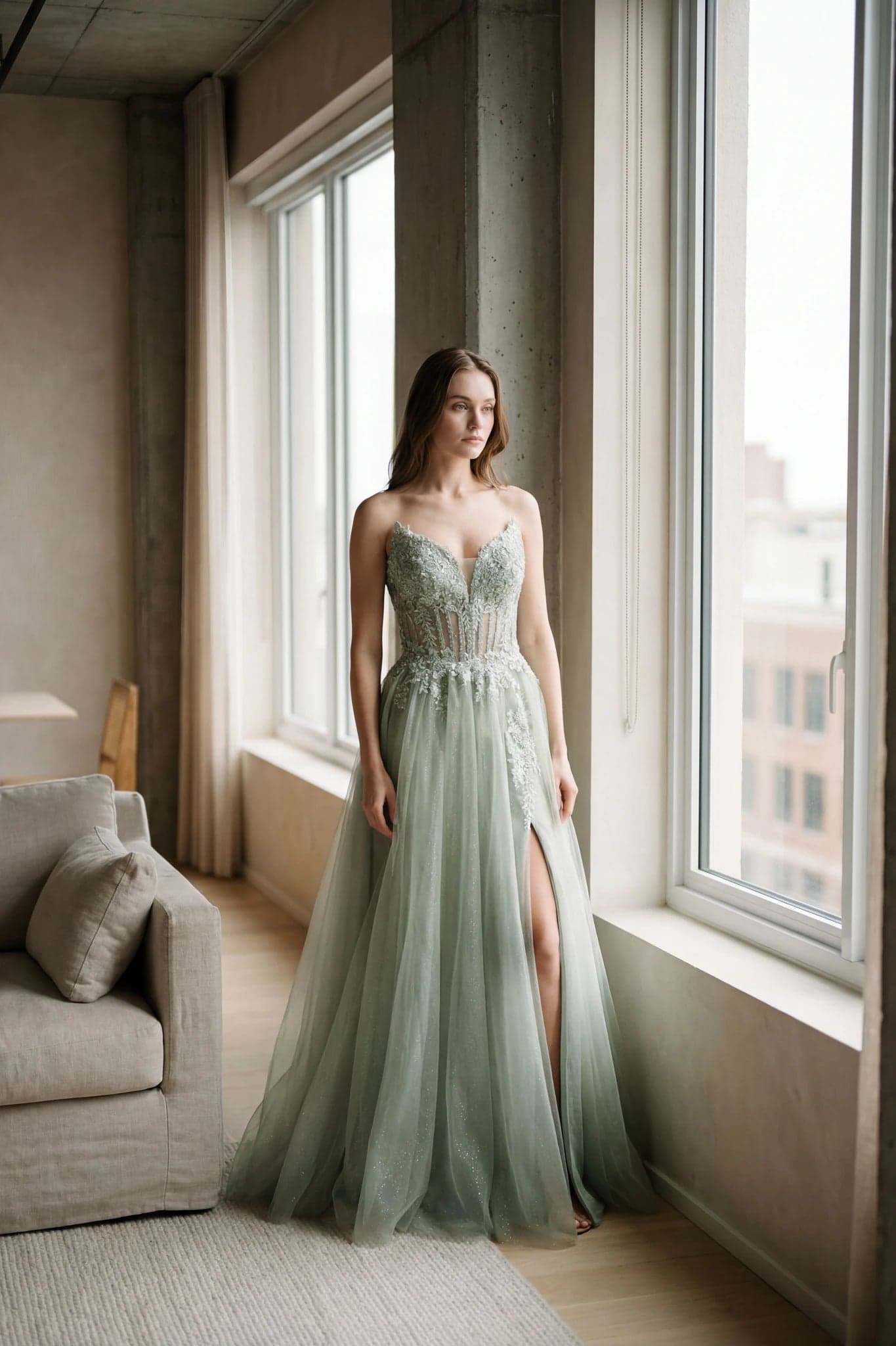 Mannequin de face portant une robe de soirée longue verte fendue à corset perlé et décolleté plongeant