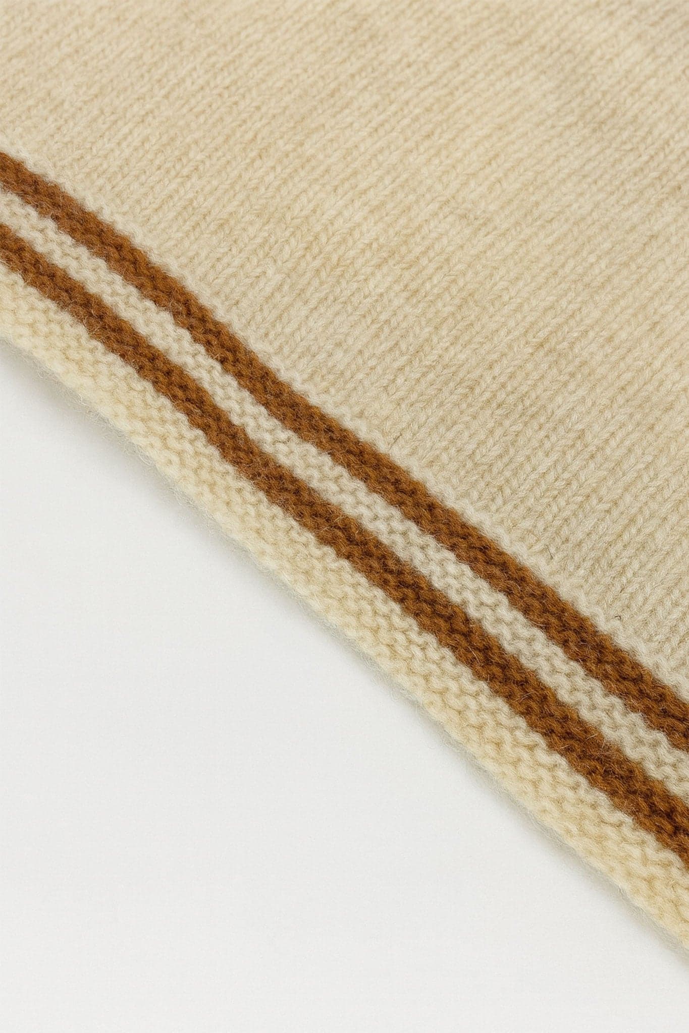 Zarter beiger Kaschmirschal mit braunen Streifen, stylisches Accessoire für Ihre eleganten Abende