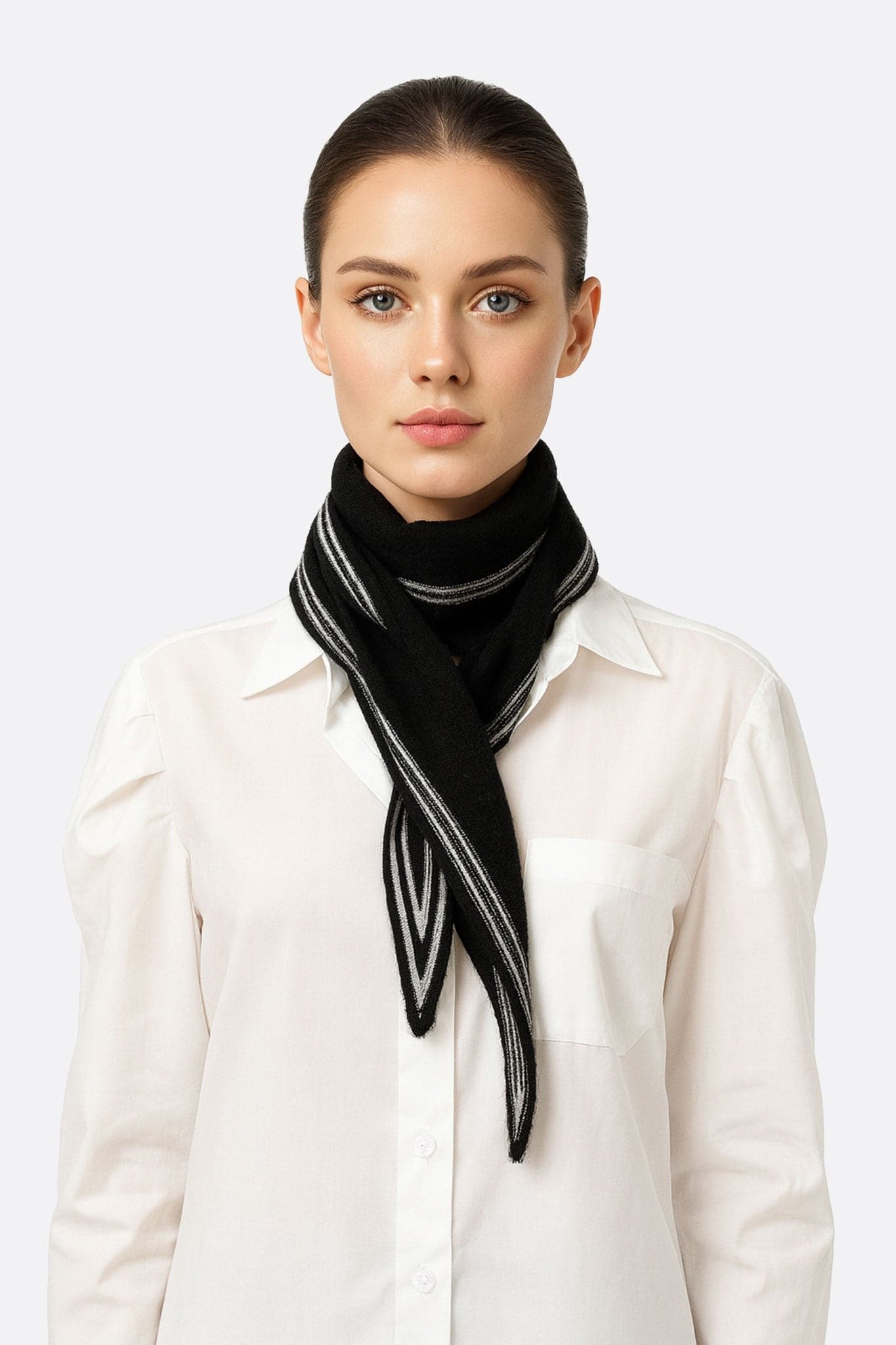 Weicher schwarzer Kaschmirschal mit weißen Streifen, elegantes Accessoire zur Vervollständigung Ihrer raffinierten Outfits