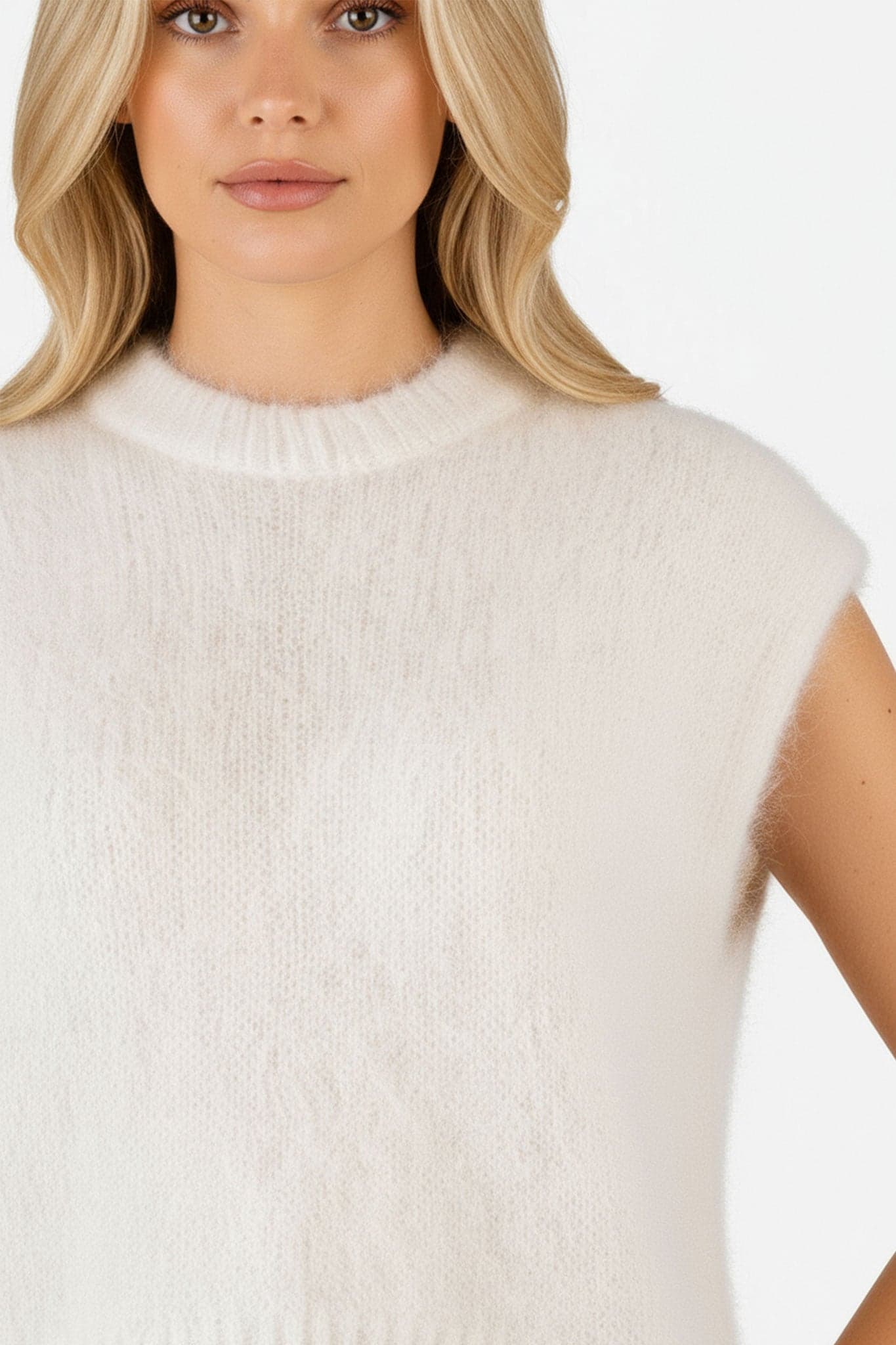 Zarte Textur der weißen ärmellosen Mohair-Weste, perfekt für ein raffiniertes Outfit bei eleganten Anlässen.