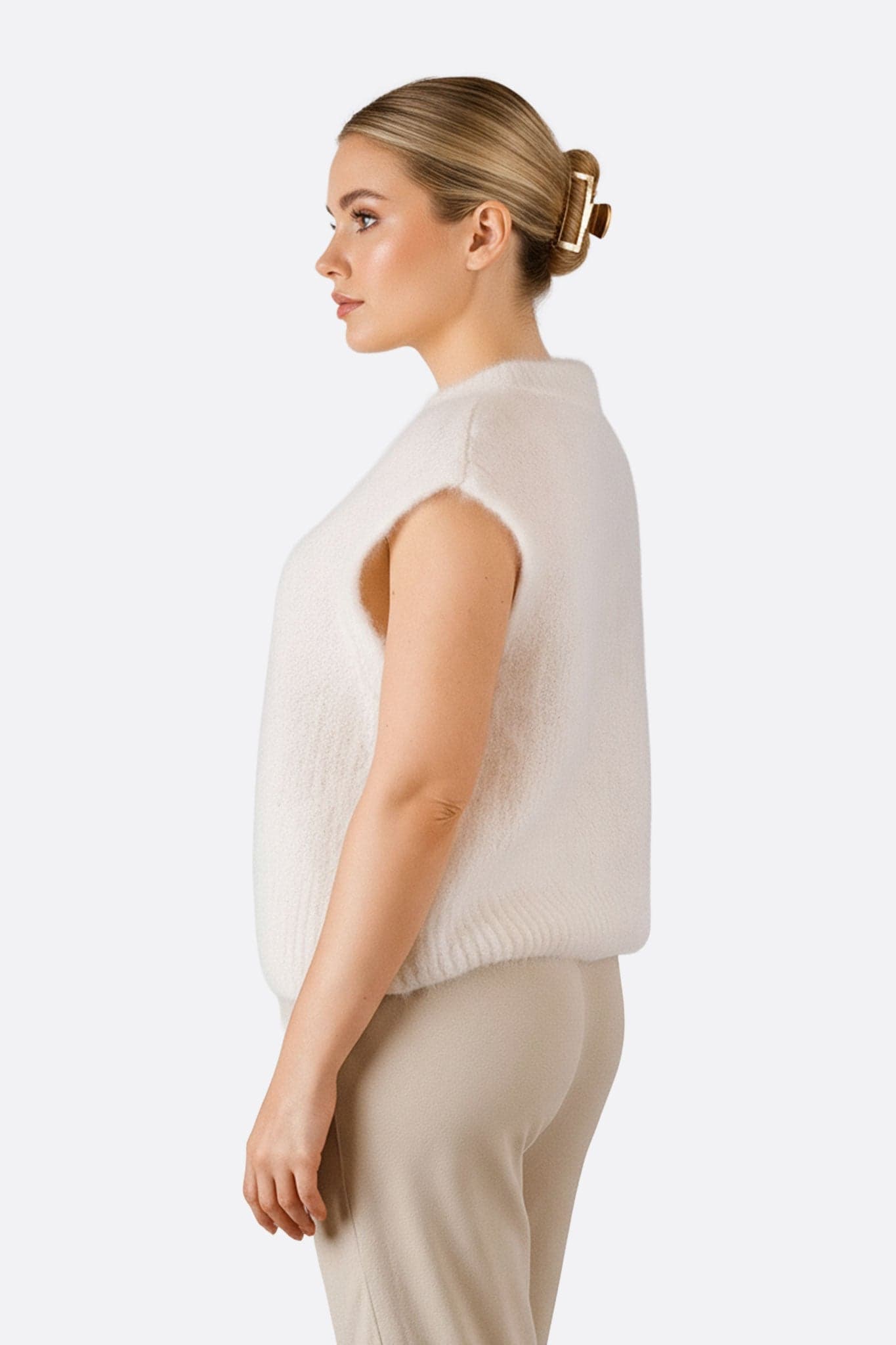 Detail der weißen ärmellosen Mohair-Weste, ein zeitgenössisches Stück für einen eleganten und raffinierten Stil.