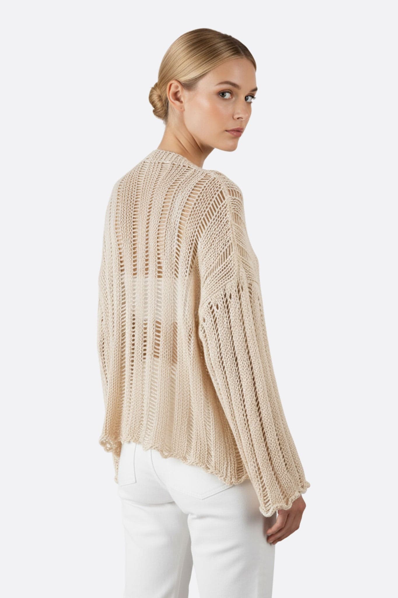Detail der beigen Häkelweste, Lochmuster, perfekt, um ein Boho-Outfit bei sommerlichen Ausflügen zu ergänzen.