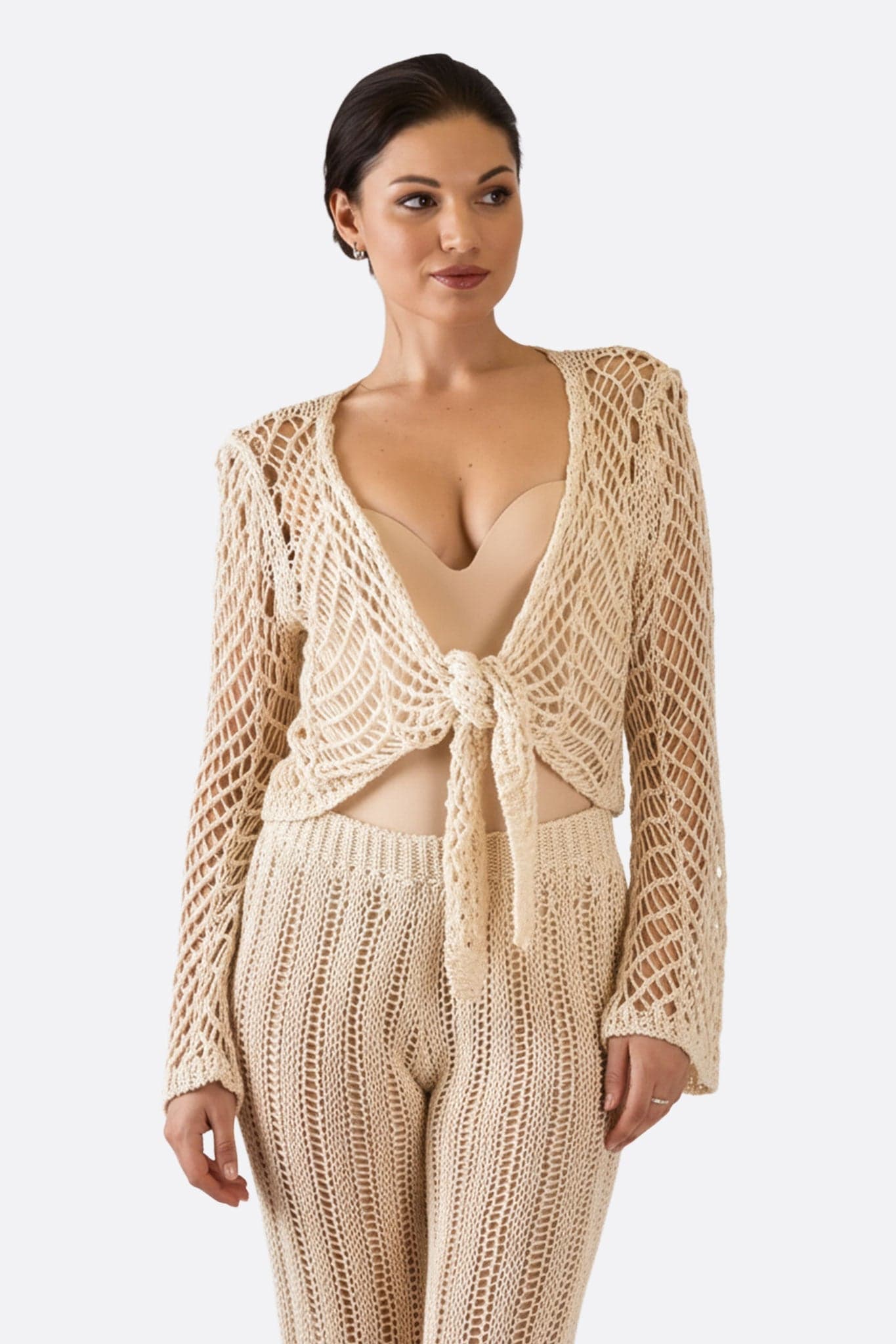 Beiger Gilet kurz aus luftiger Häkelstruktur für einen eleganten Bohème-Look, ideal für festliche Anlässe oder den Alltag.