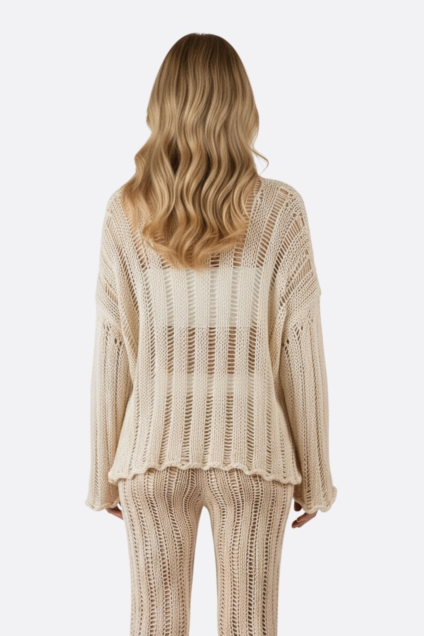 Raffiniertes Detail der beigen Häkelweste, luftige Textur, ideal für eine anspruchsvolle Boho-Ausstrahlung.