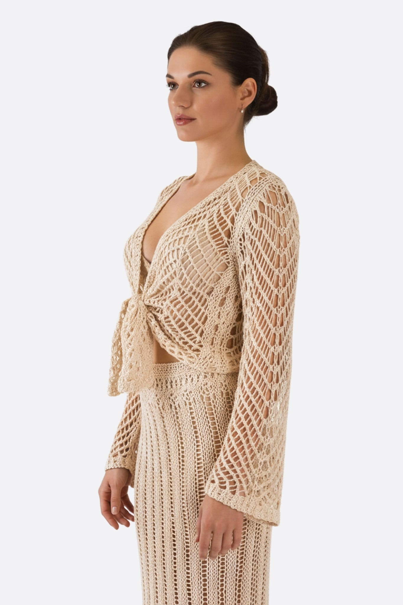 Détail du gilet crocheted beige, maille ajourée, parfait pour une soirée bohème ou un look décontracté raffiné.