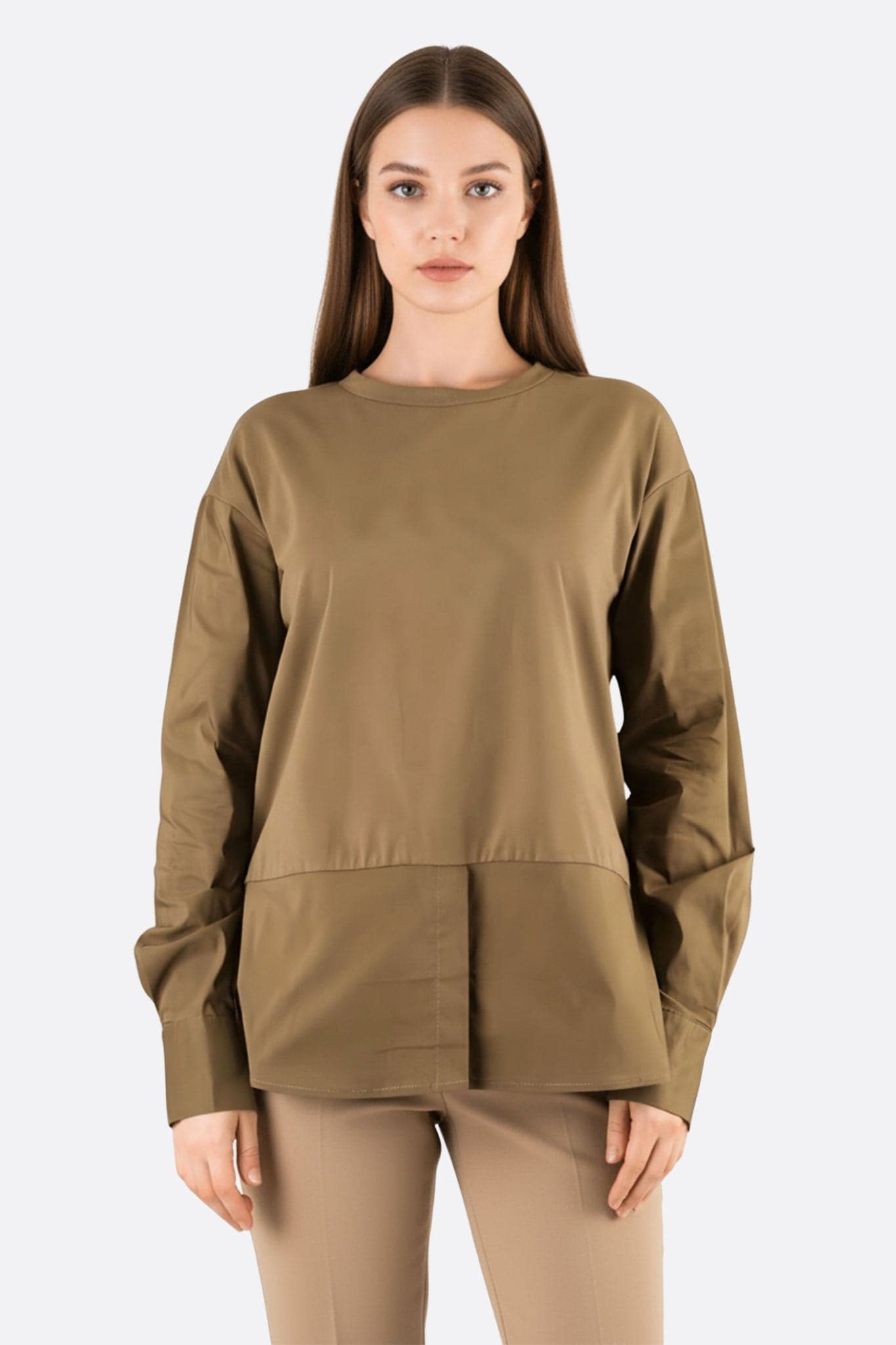 Top fluido verde caqui de manga larga, bi-material, que combina confort y elegancia para una silueta moderna.