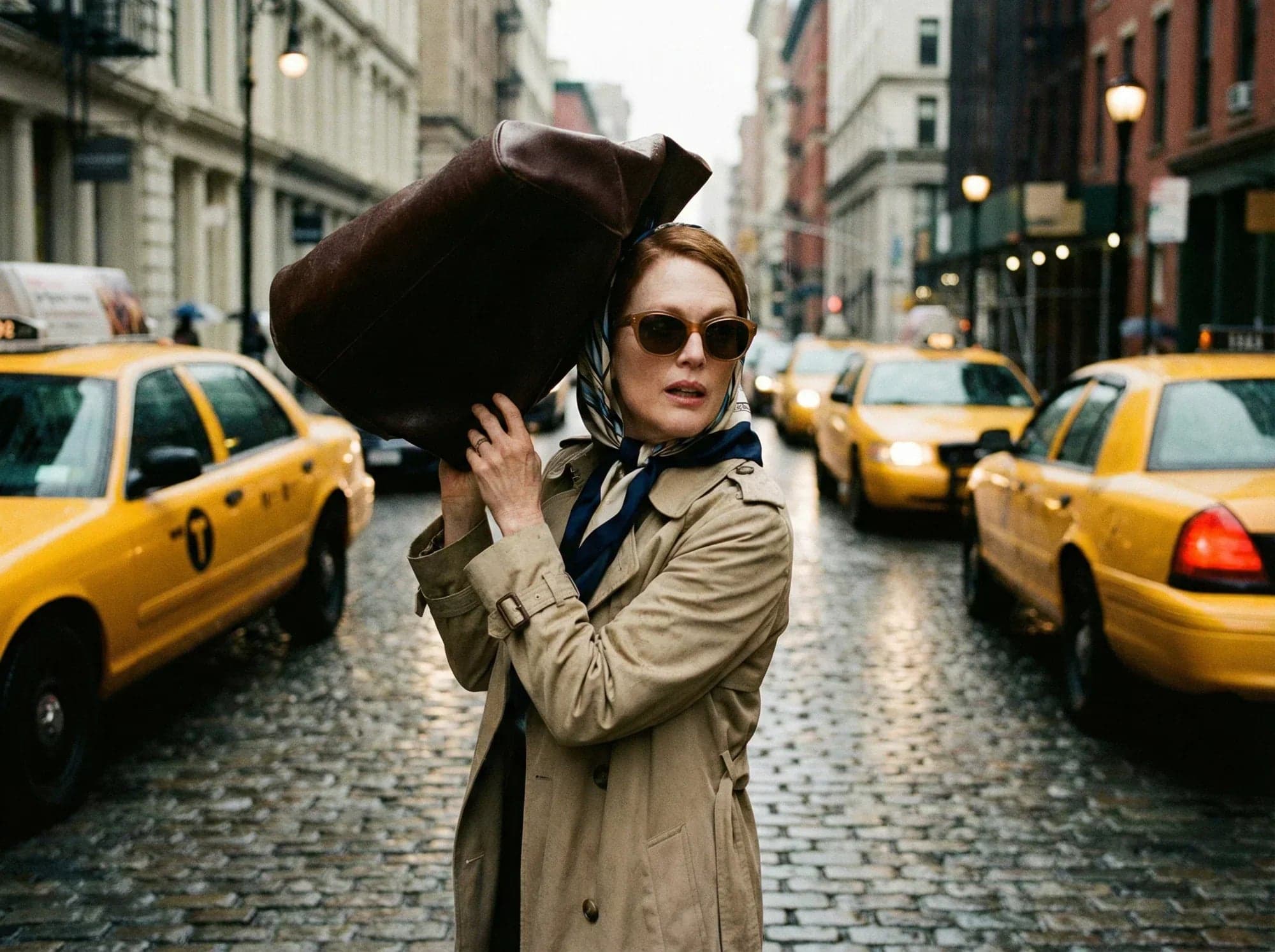 Julianne Moore en tenue structurée et élégante pour une sortie publique, vision Misciano de lélégance intemporelle et raffinée inspiration Misciano
