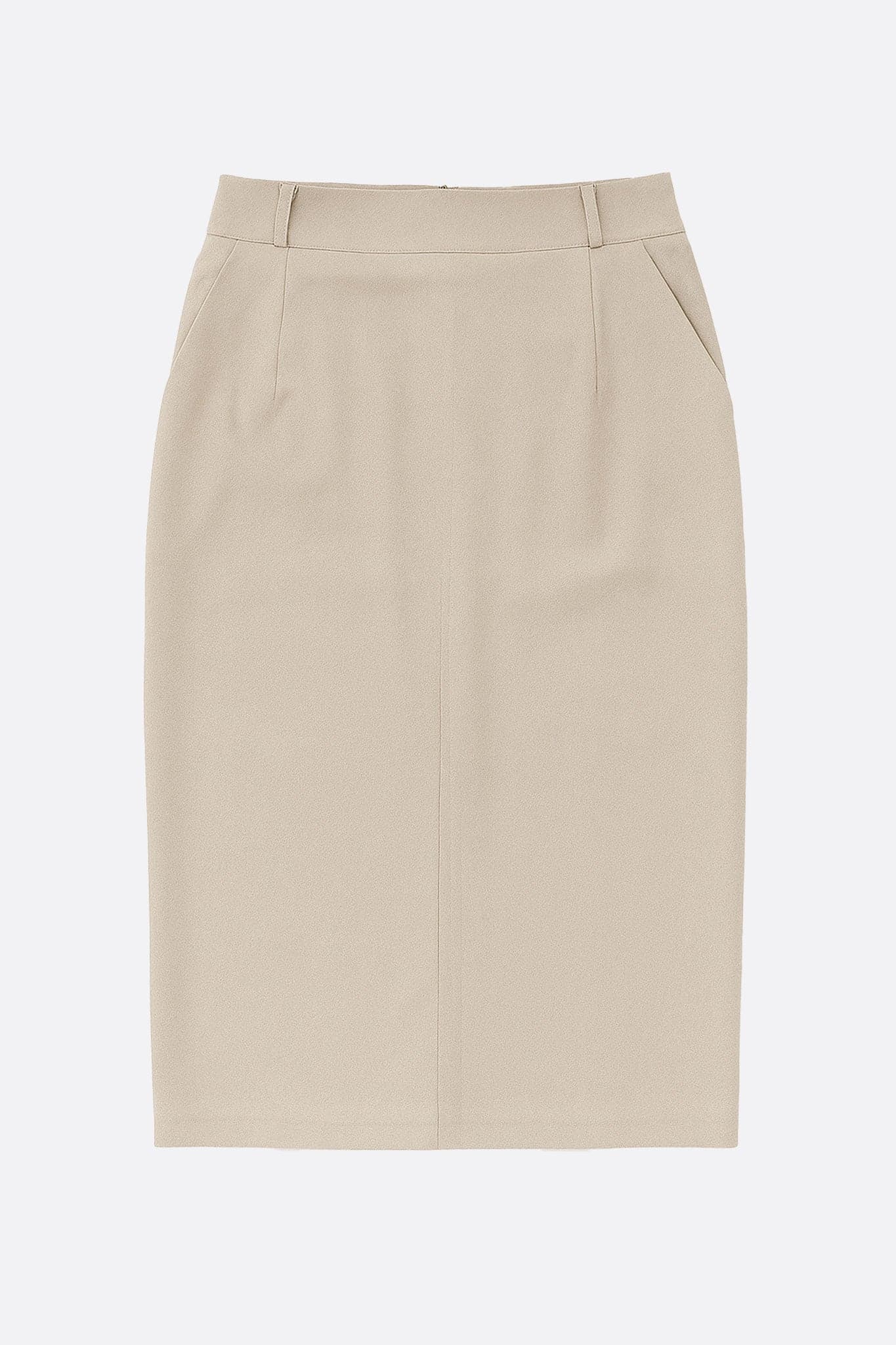 Détail texturé de la jupe crayon beige clair, mettant en lumière la fente élégante pour un style contemporain sophistiqué.