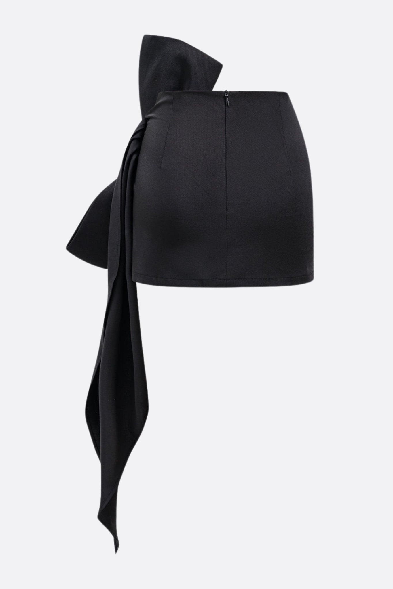 Détail captivant de la jupe noire élégante, drapée et asymétrique, parfaite pour un style chic en soirée.