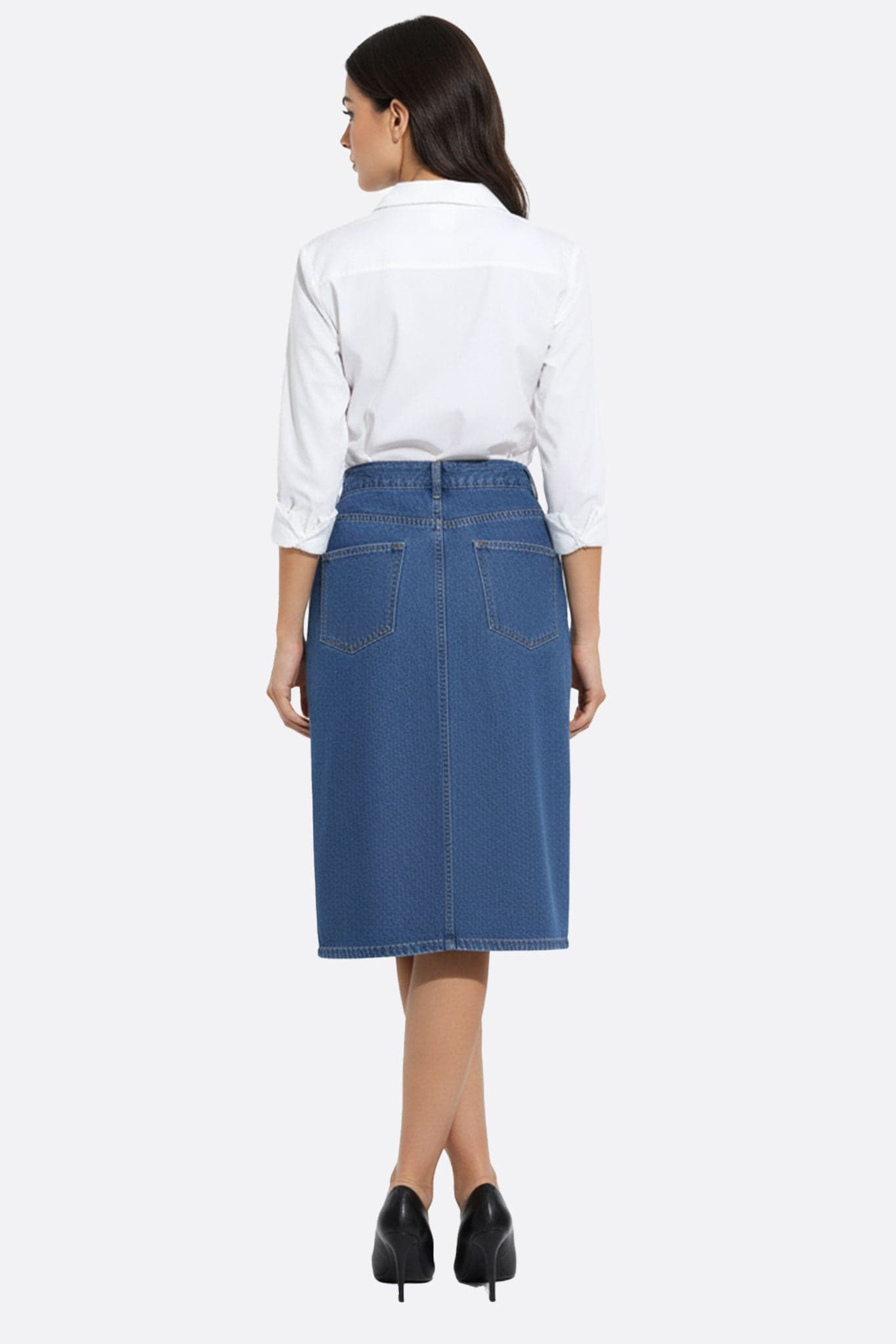 Falda de denim azul con bolsillos amplios, que ofrece una silueta elegante y cómoda para salidas con amigos o en...