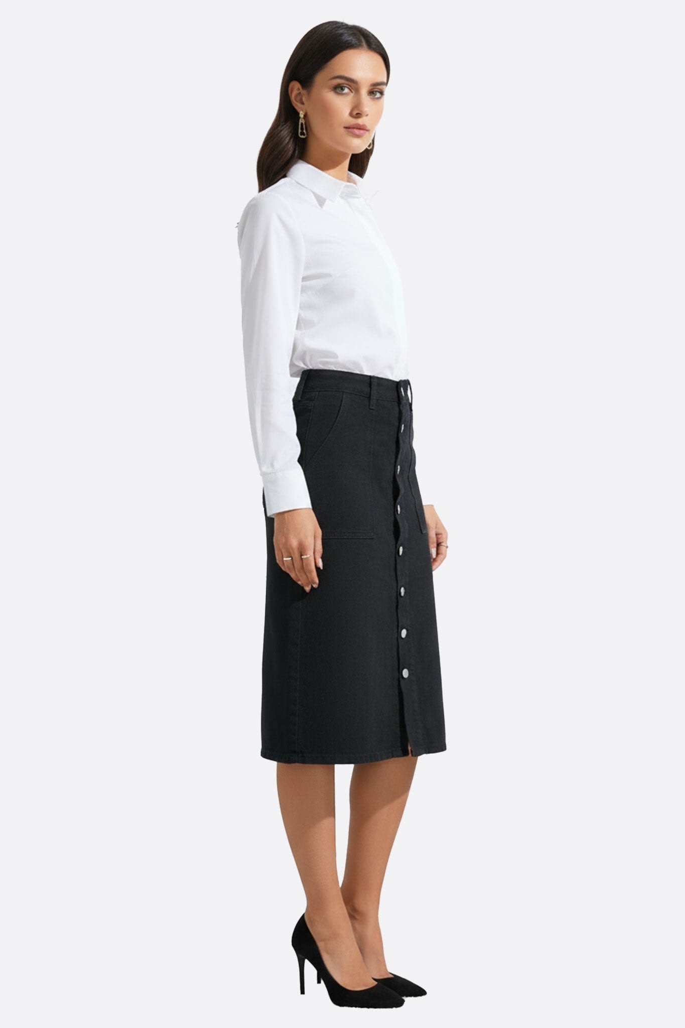 Zoom sur la jupe longue en denim noir avec poches oversize, parfaite pour une allure moderne et raffinée.