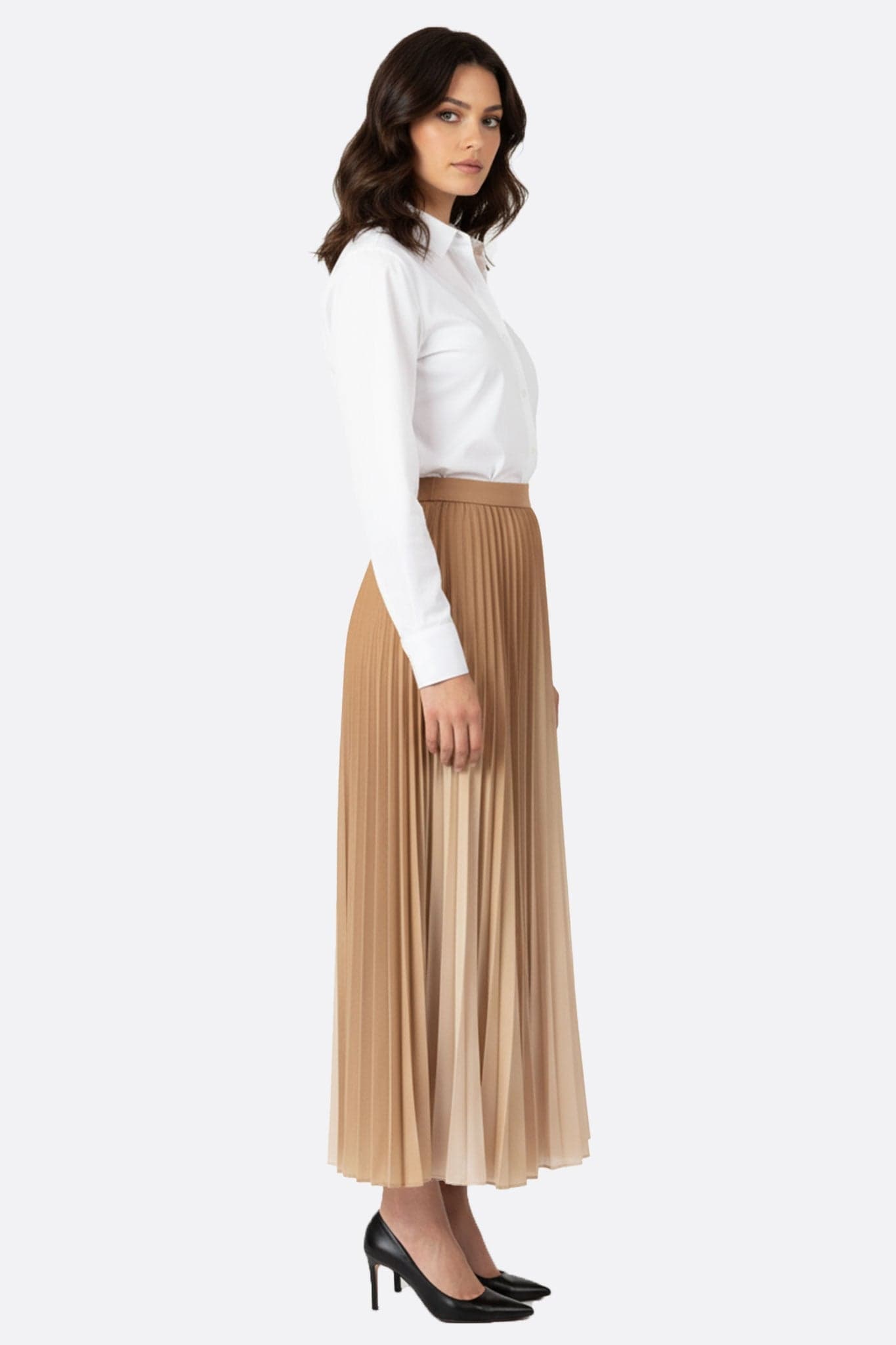 Détail de la jupe longue plissée à dégradé beige, un choix chic pour un look moderne et sophistiqué.