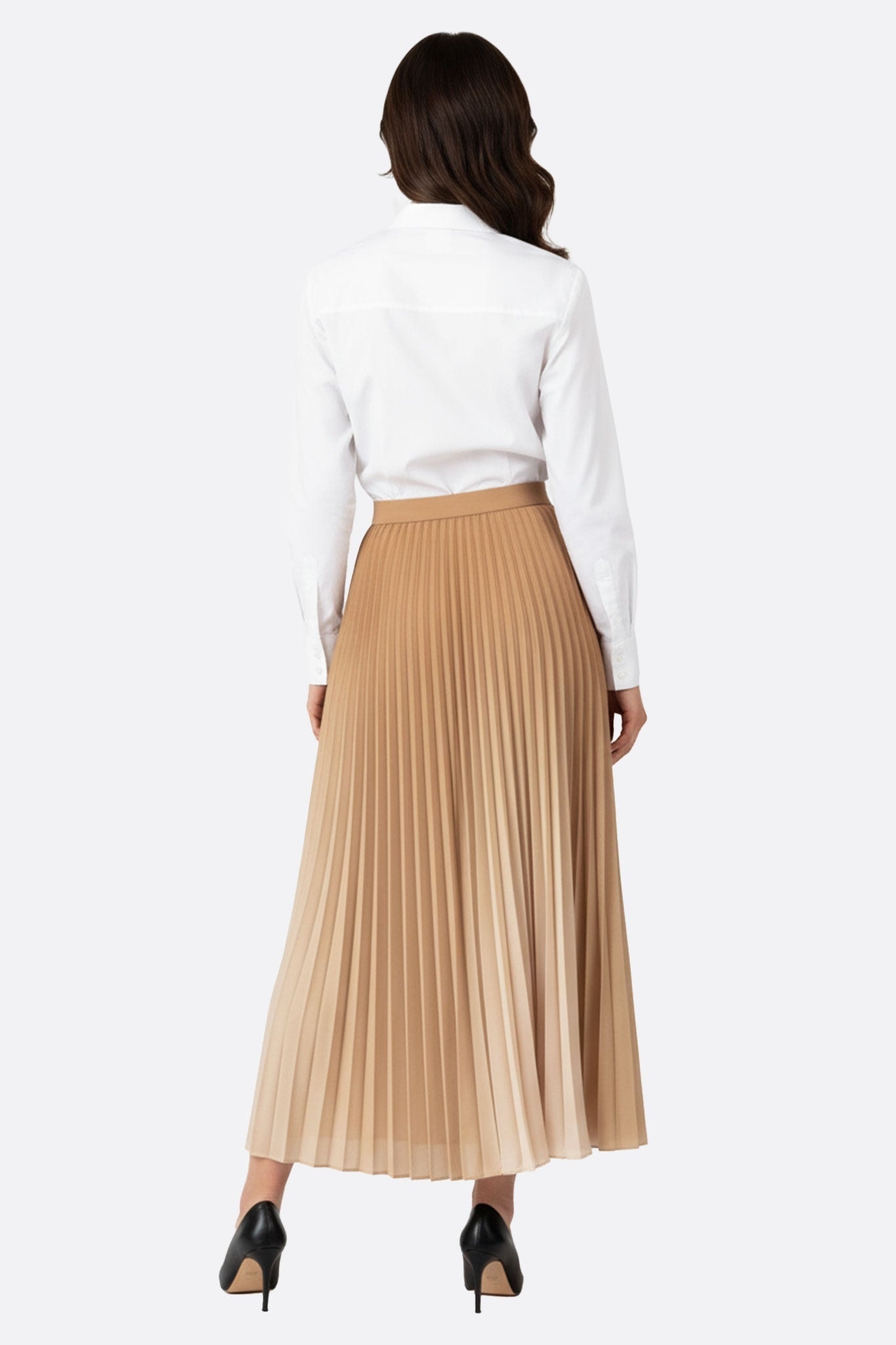 Perspectiva alternativa de la falda plisada beige, destacando su sutil degradado y su elegancia ideal para ocasiones...