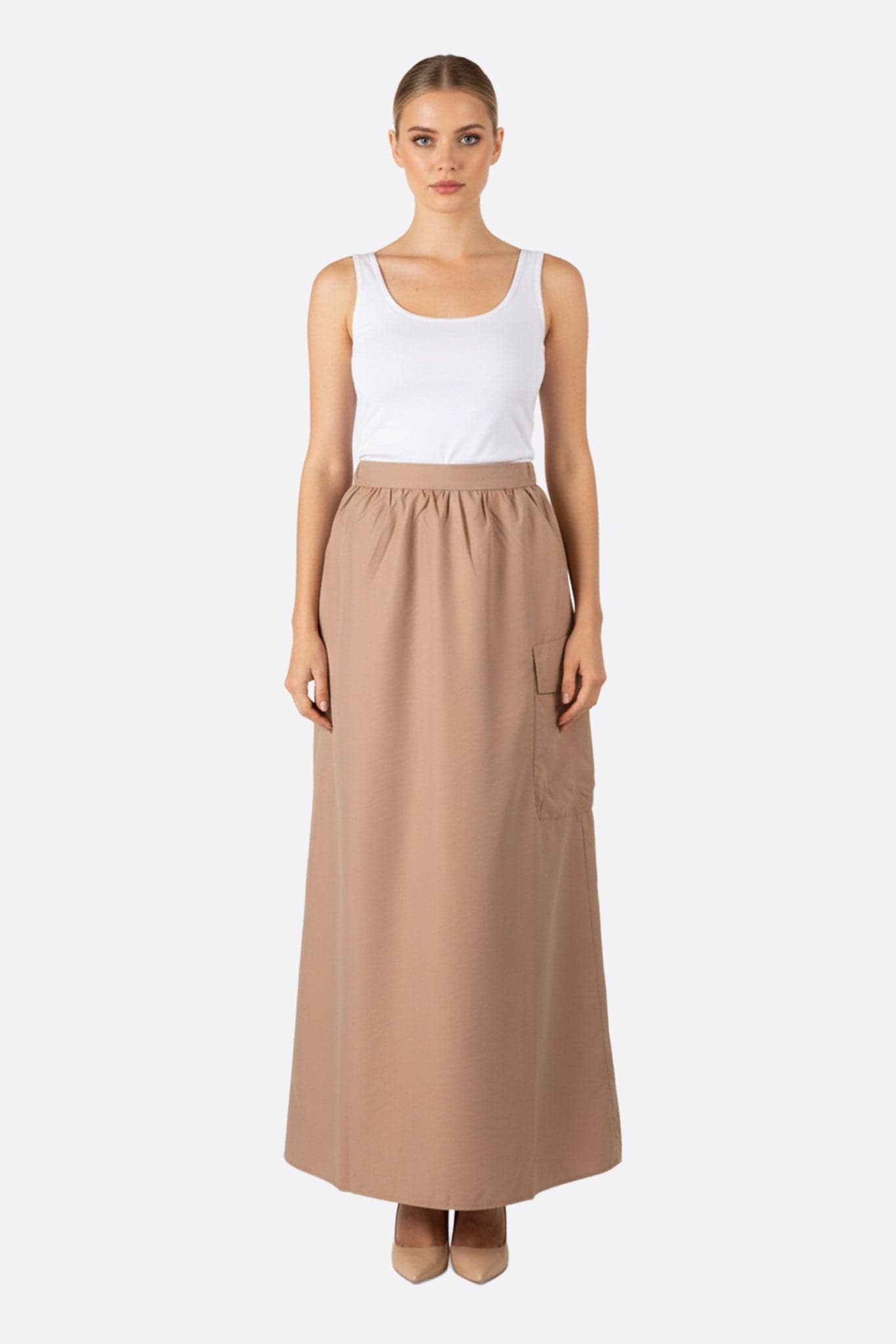 Gonna lunga color sabbia con tasca applicata, elegante e moderna, perfetta per un'uscita chic o casual.