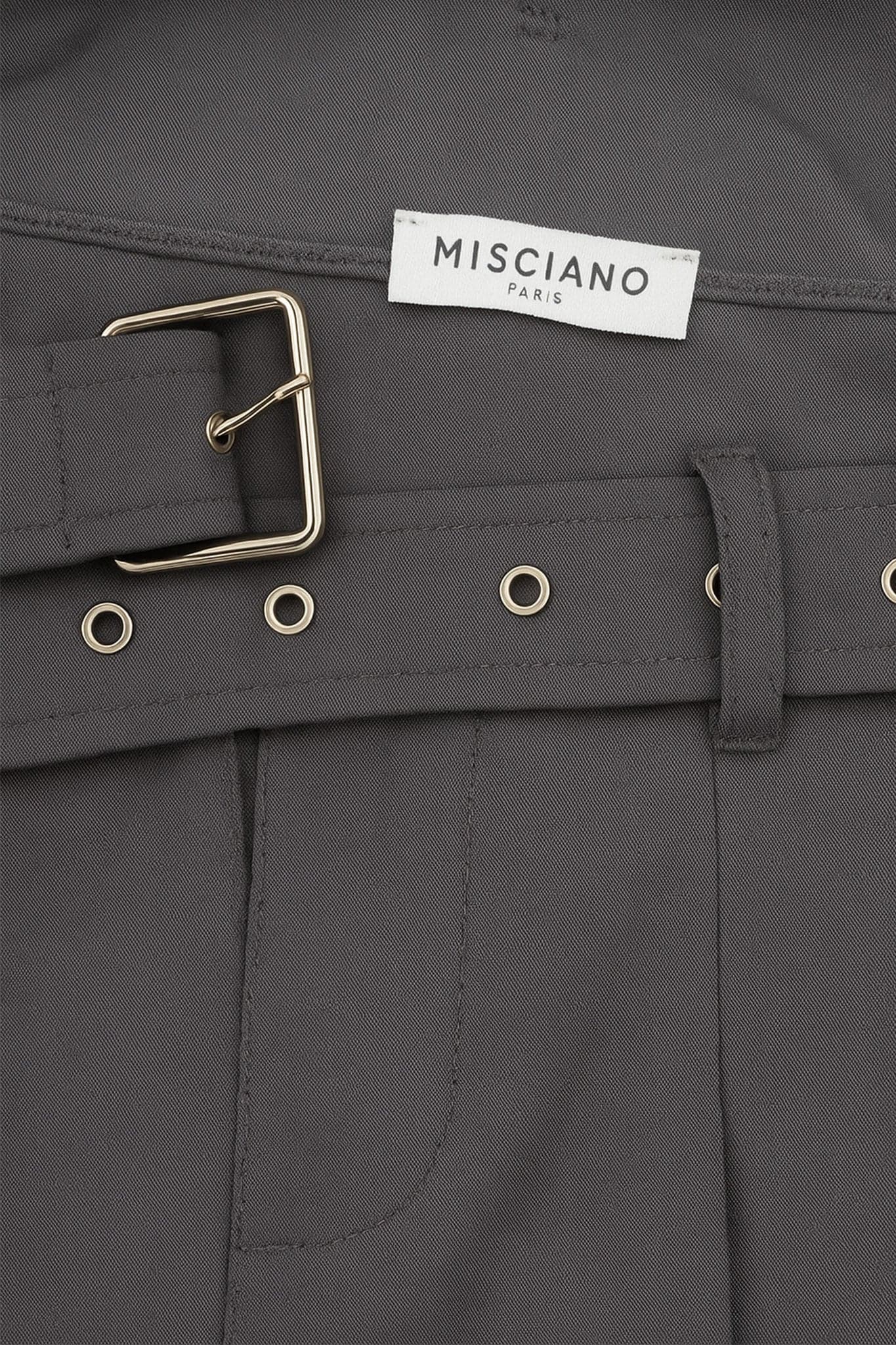 Aspect distinct d'une jupe midi noire à ceinture, mettant en avant des poches oversize, parfaite pour une allure élégante...