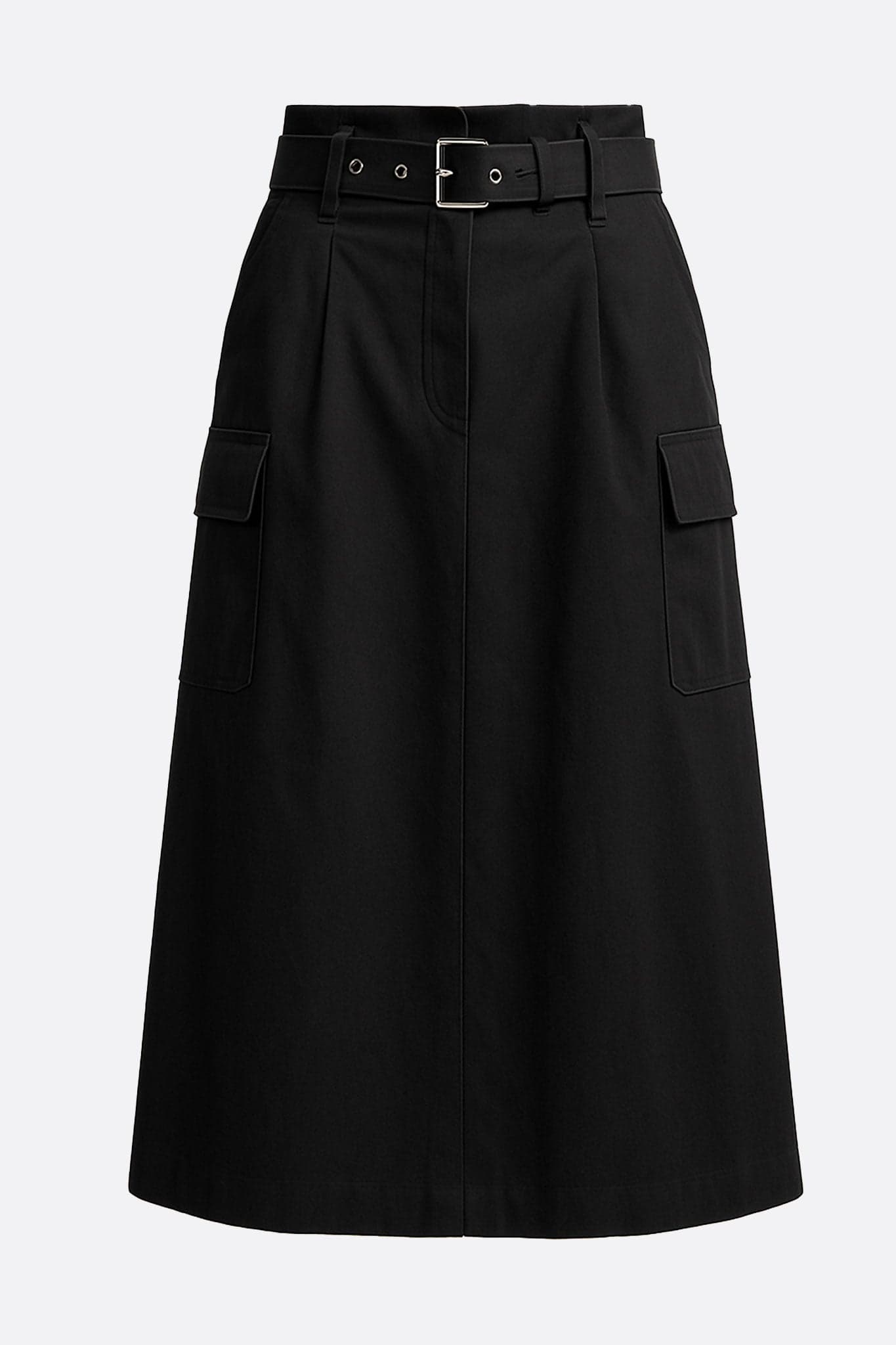 Détail texturé d'une jupe midi noire à ceinture, soulignant des poches oversize pour un style sophistiqué au bureau.