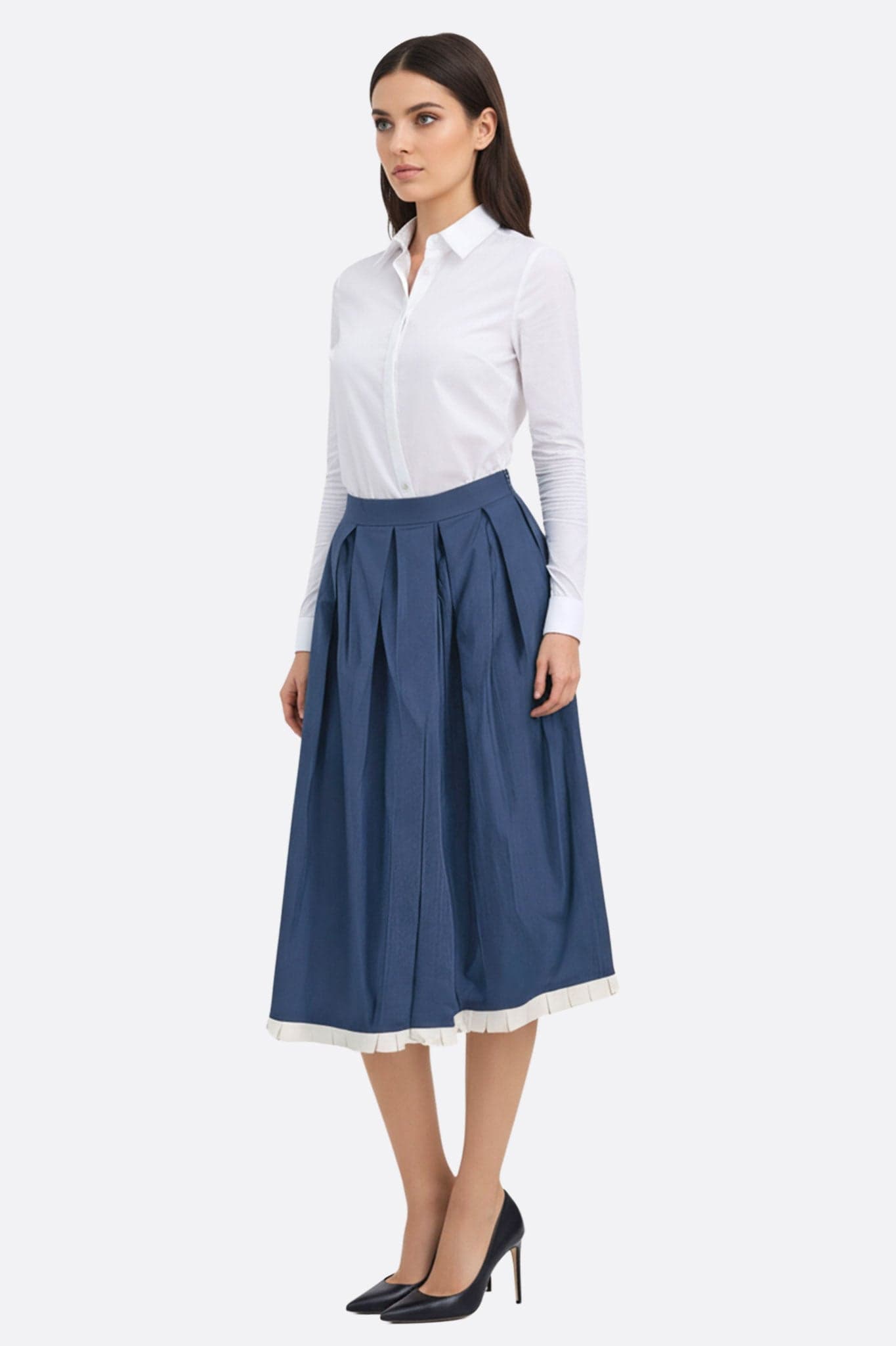 Navy blue pleated midi skirt with ecru finish, an elegant choice for an evening or a refined outing.