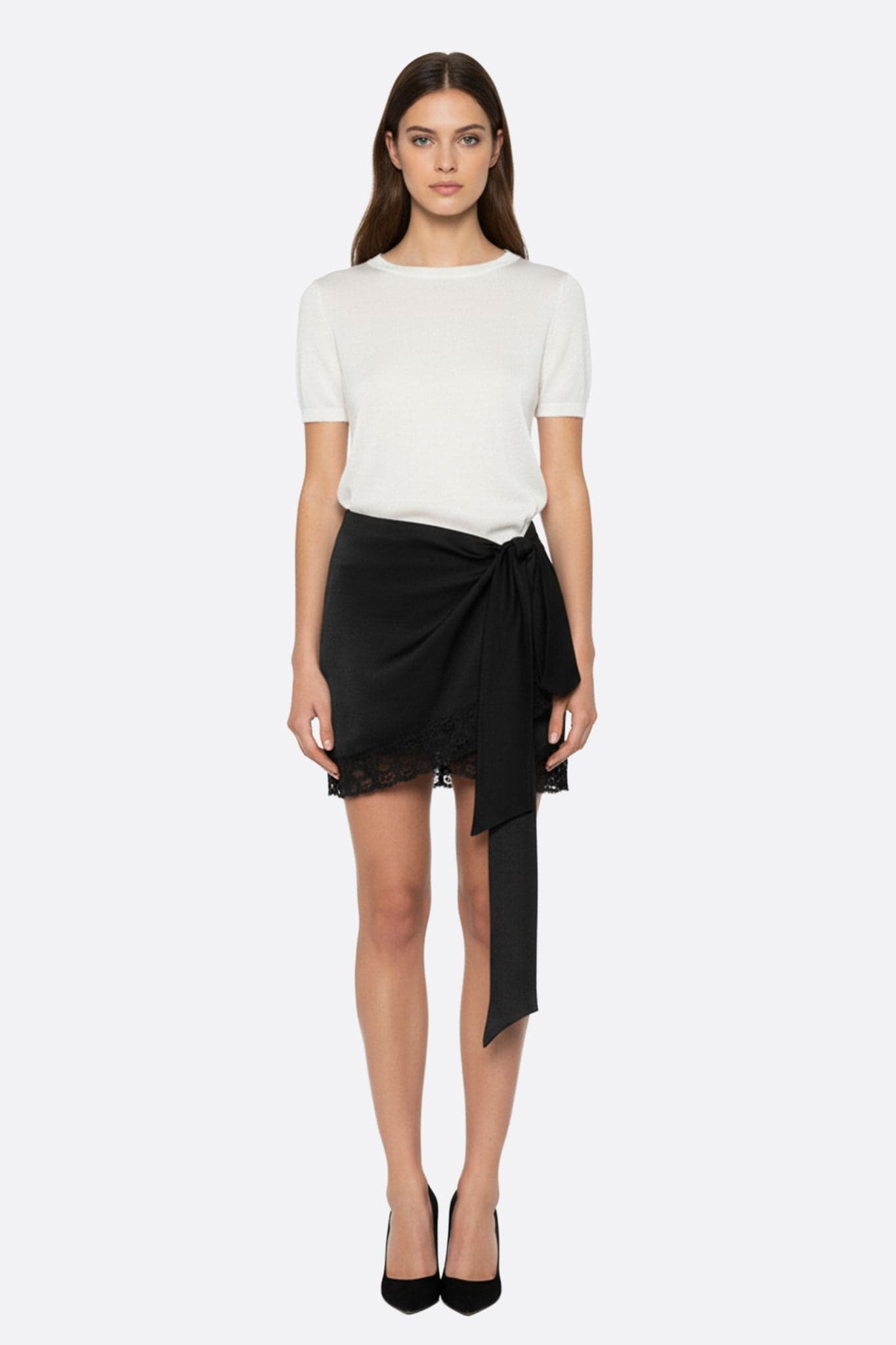 Asymmetrischer Rock aus schwarzem Satin und feiner Spitze, perfekt für einen eleganten Abend oder ein edles Event