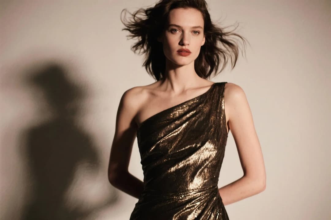 Robe de cocktail en satin fluide pour soirée élégante et raffinée