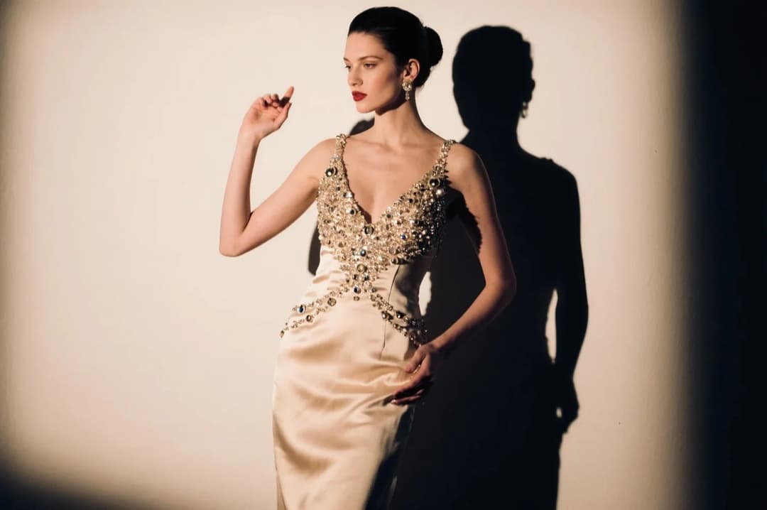 Robe de cocktail en satin fluide pour soirée élégante et raffinée