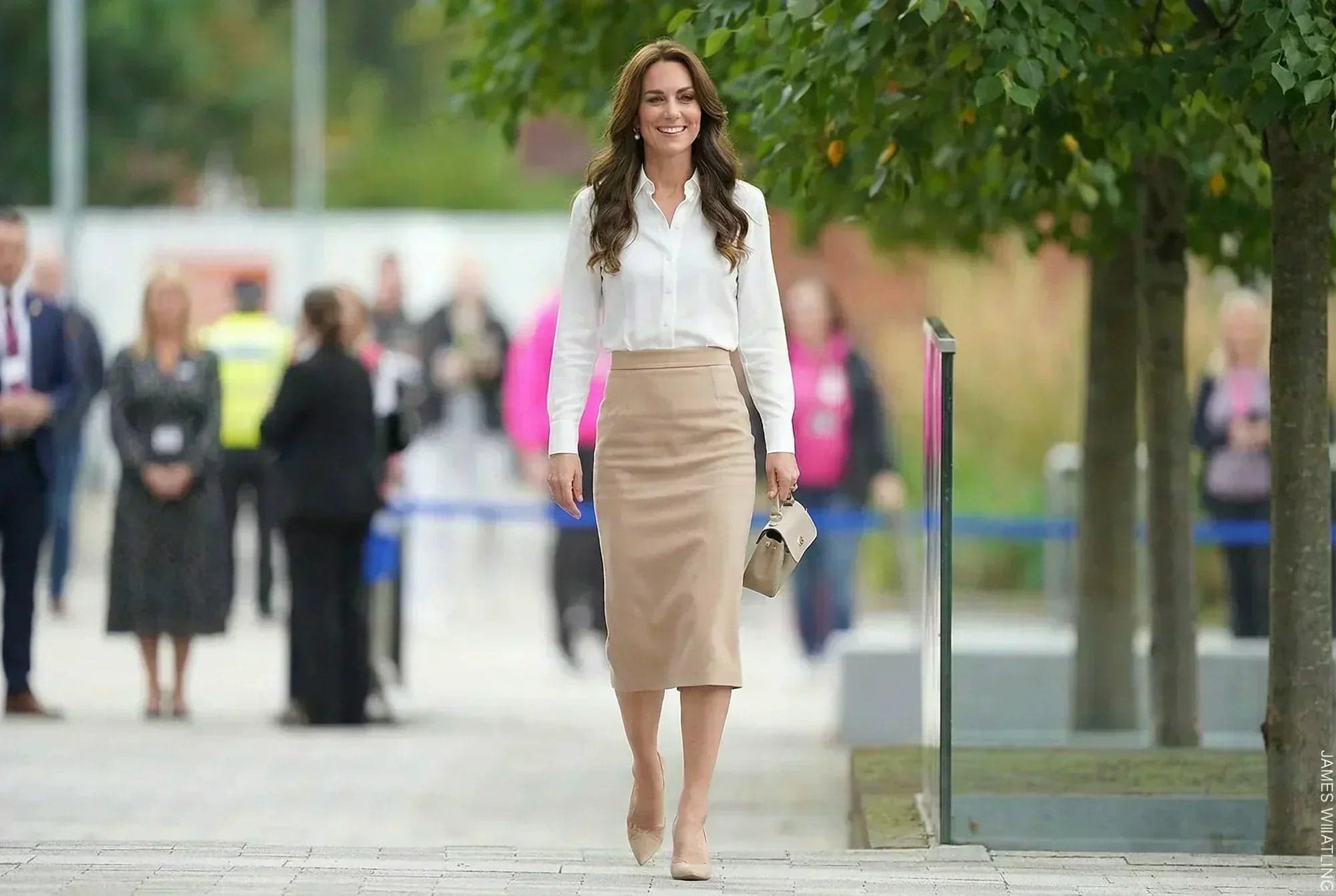 Jupe crayon beige en laine douce pour fêtes élégantes inspirées par Kate Middleton