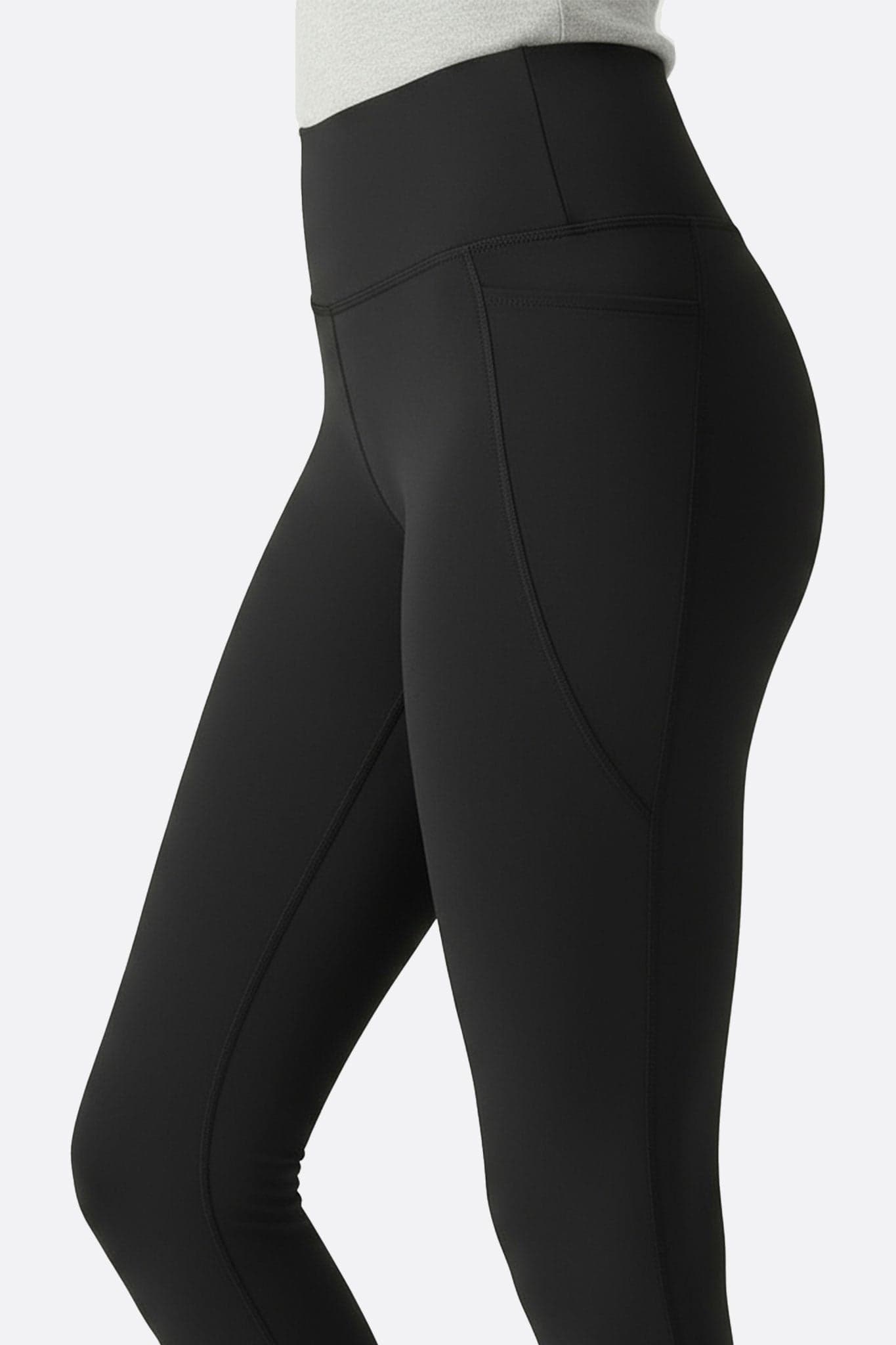 Nahaufnahme der schwarzen High-Waist-Leggings, glattes und bequemes Material, ideal für einen schicken Look bei Ihren Aktivitäten...