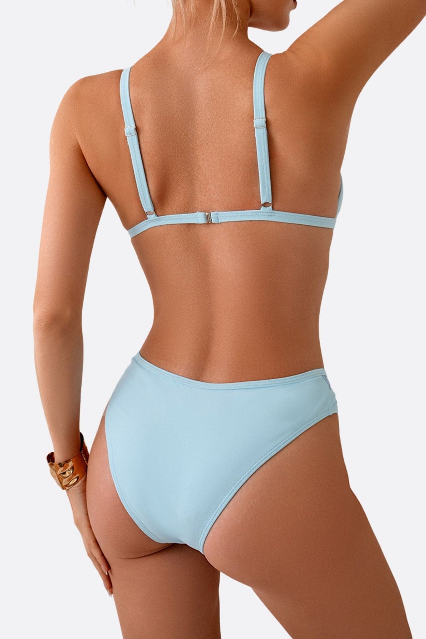 Zweiteiliger Bikini in Pastellblau mit transparenten Akzenten, ein wesentliches Stück für einen raffinierten Strandlook.
