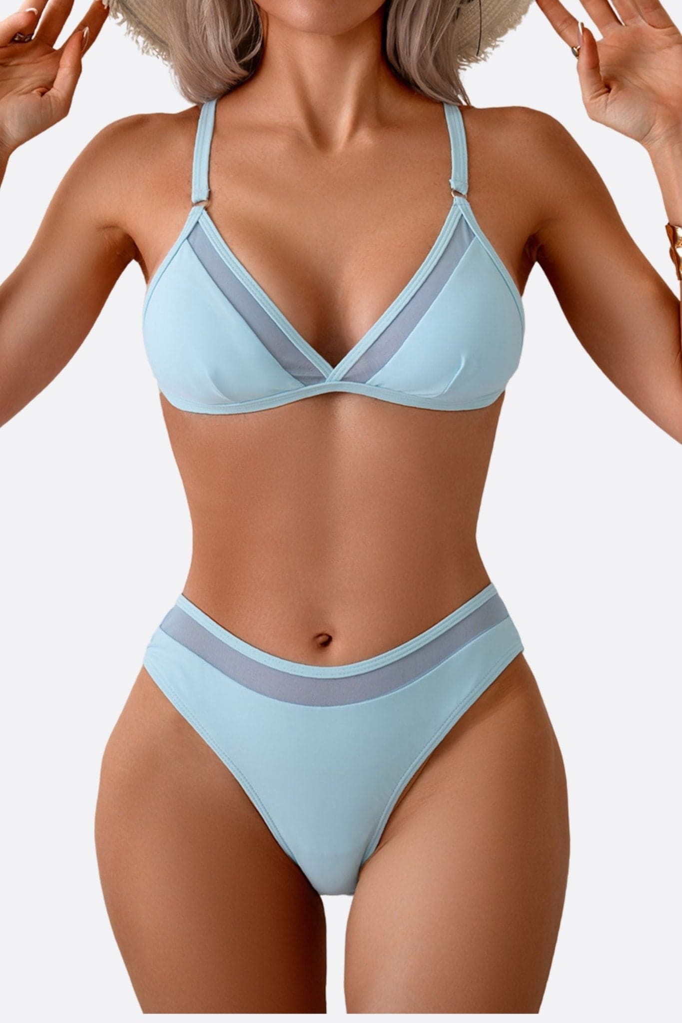 Elegante transparente Details an einem Pastellblauen Bikini mit hoher Taille, ideal für schicke Ferien am Meer.