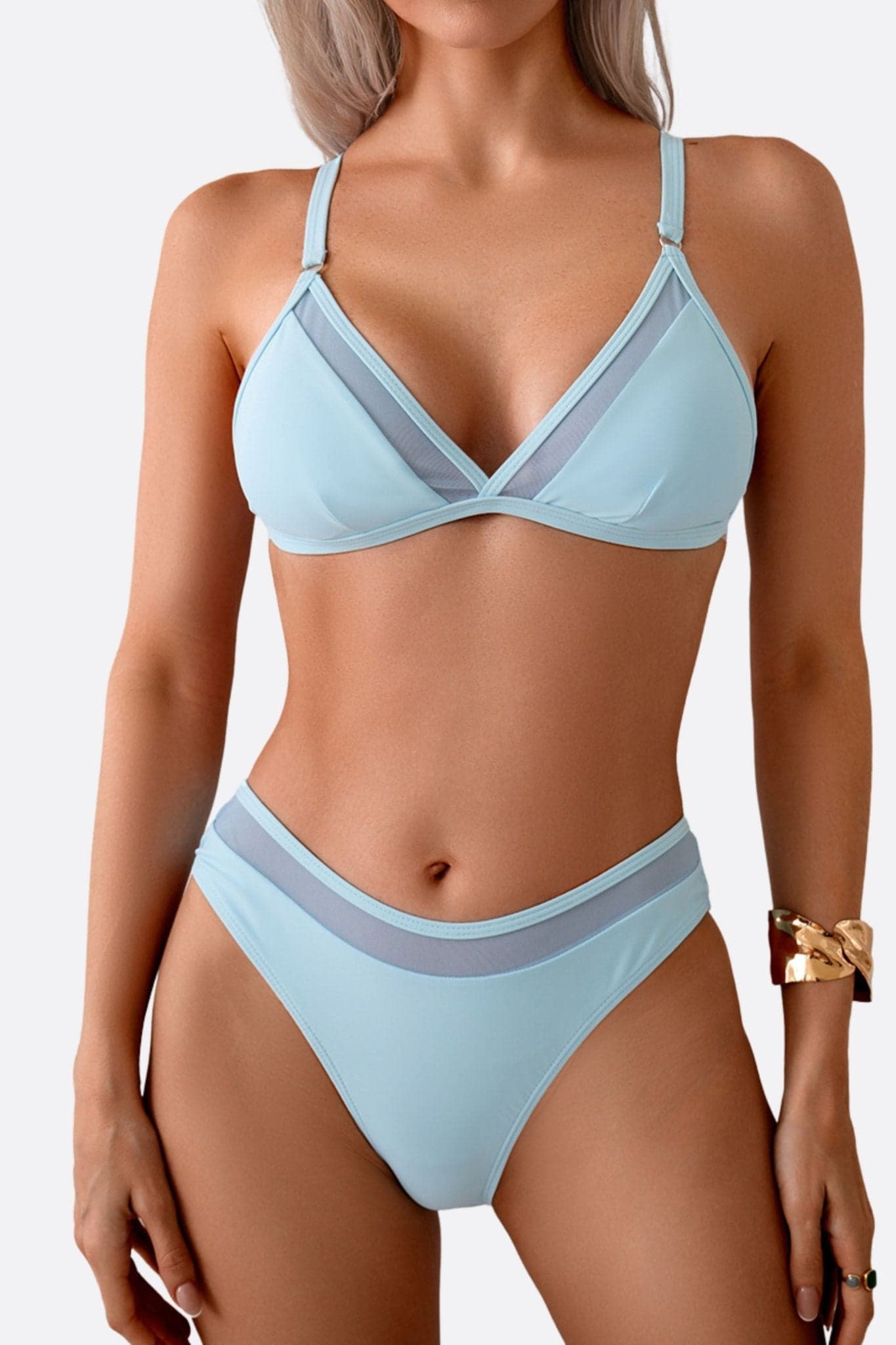 Pastellblauer Bikini mit hoher Taille und transparenten Akzenten, perfekt für einen anspruchsvollen Look bei einem Abend am...