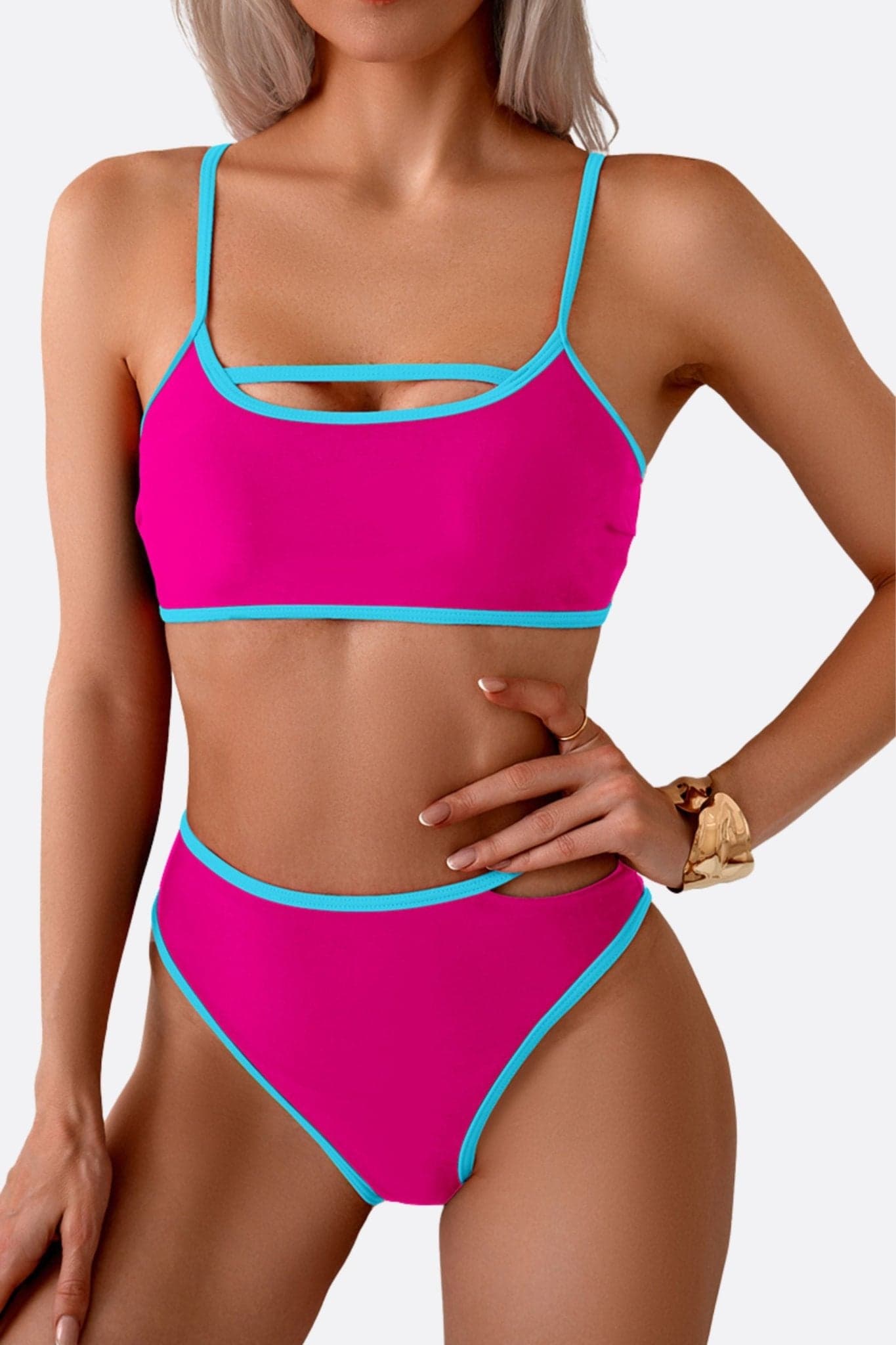 Refined details of the fuchsia high-waist bikini with turquoise blue touches, ideal for a seaside getaway.