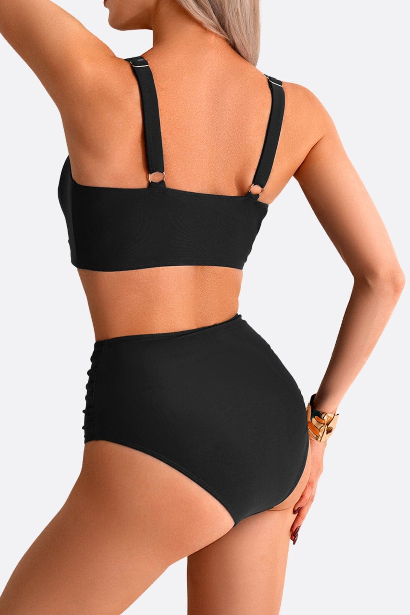 Elegantes Detail des schwarzen formenden Bikinis, perfekt, um Ihre Silhouette bei einem Abend zu betonen...