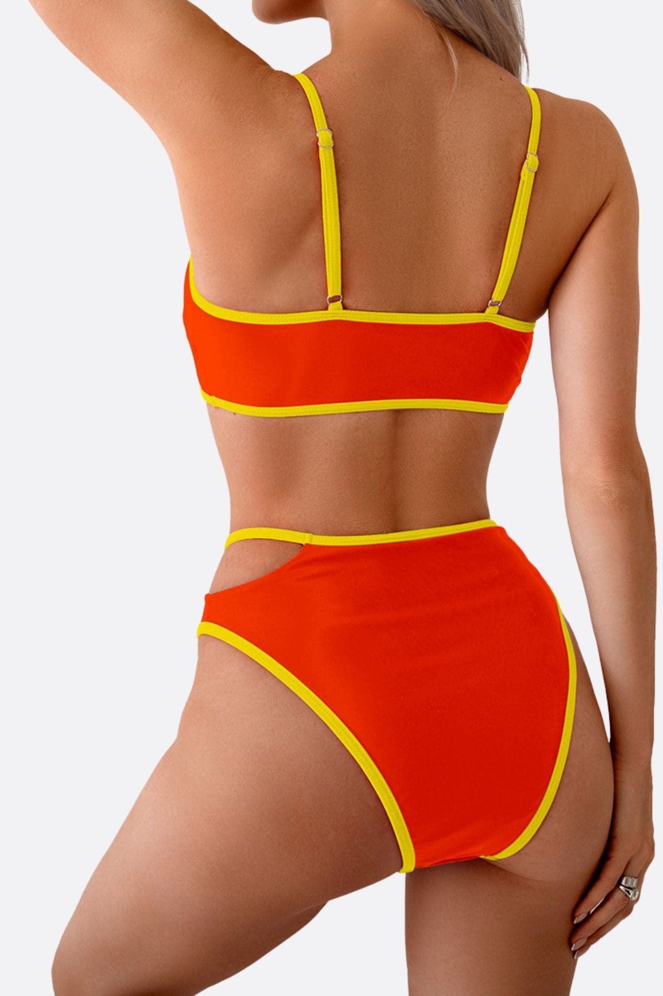 Hochtaillierter zweiteiliger Bikini in Orange mit gelben Abschlüssen, entworfen für einen schicken und erfrischenden Look am Wasser.