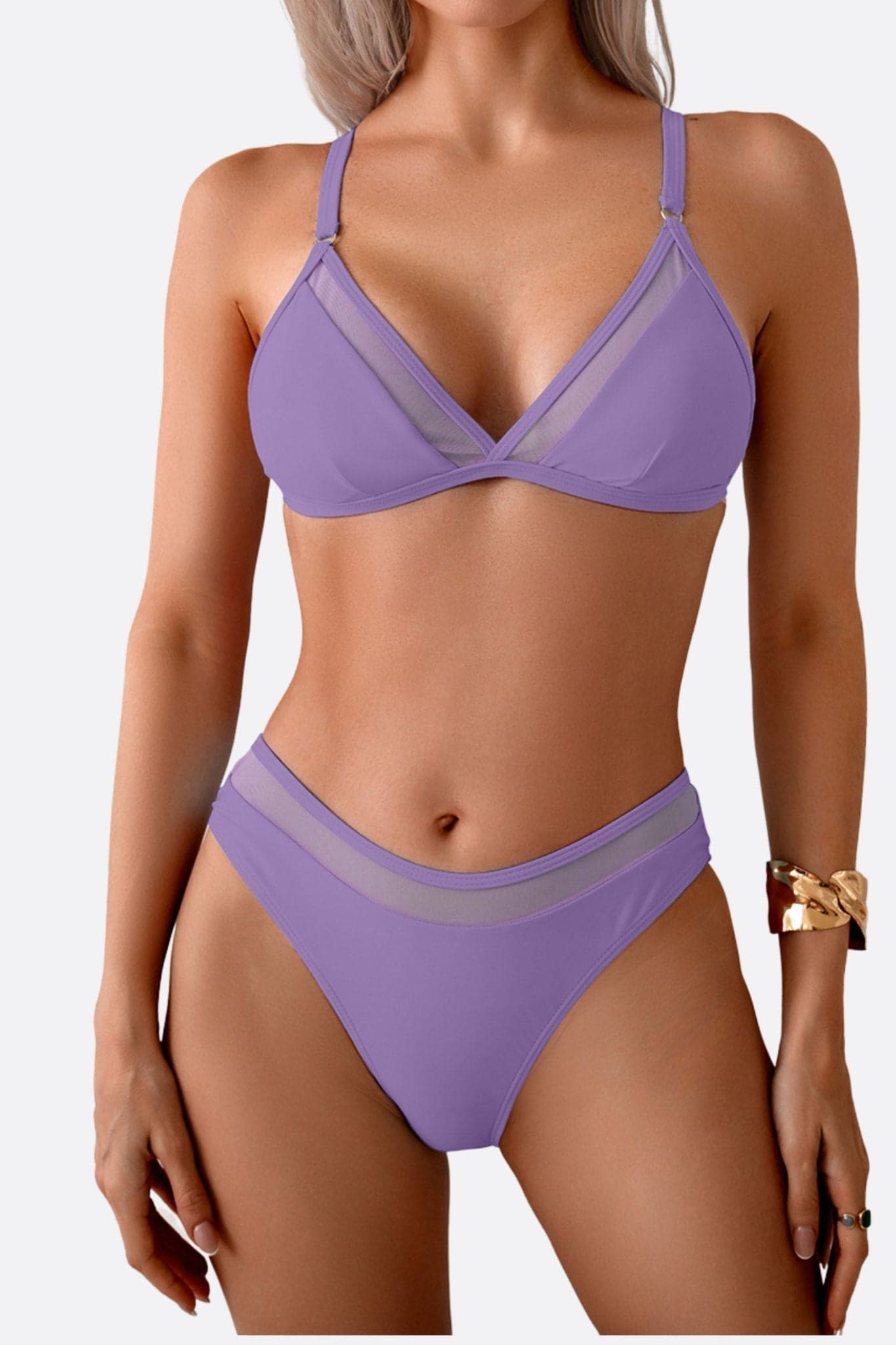 Dettagli raffinati del bikini viola a vita alta, che sottolineano l'aspetto trasparente per una silhouette femminile ed elegante.
