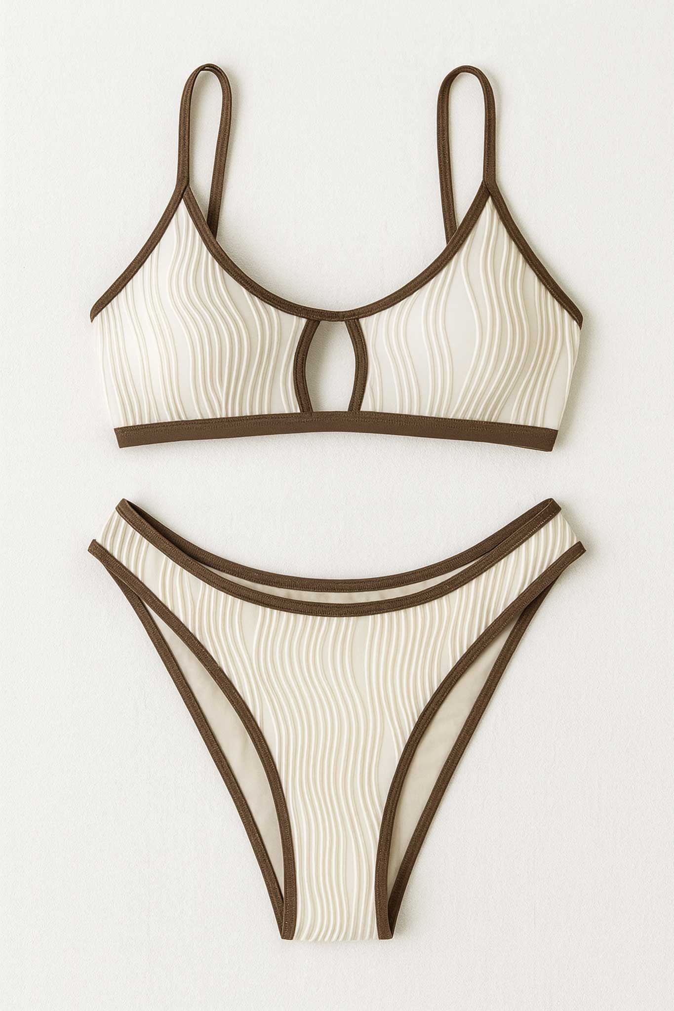 Detail des Badeanzugs in Beige mit braunem Rand, zeigt die wellige Textur, ideal für einen Sommerausflug