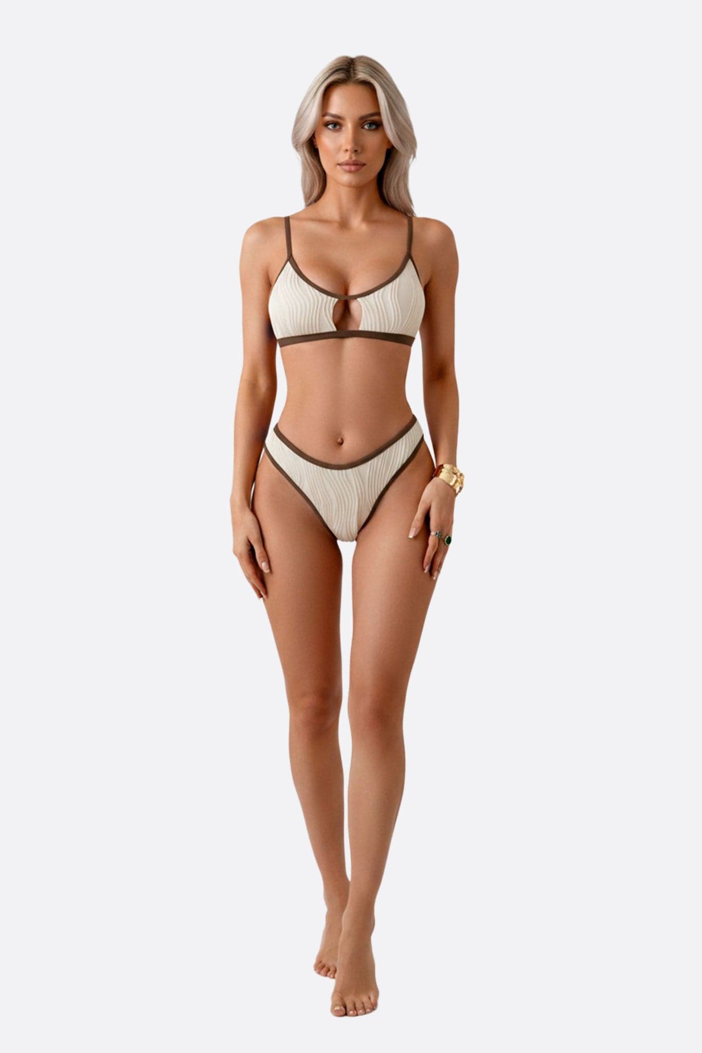 Zweiteiliger Badeanzug in Beige mit braunem Rand, wellige Textur, ideal für elegante Ferien am Meer