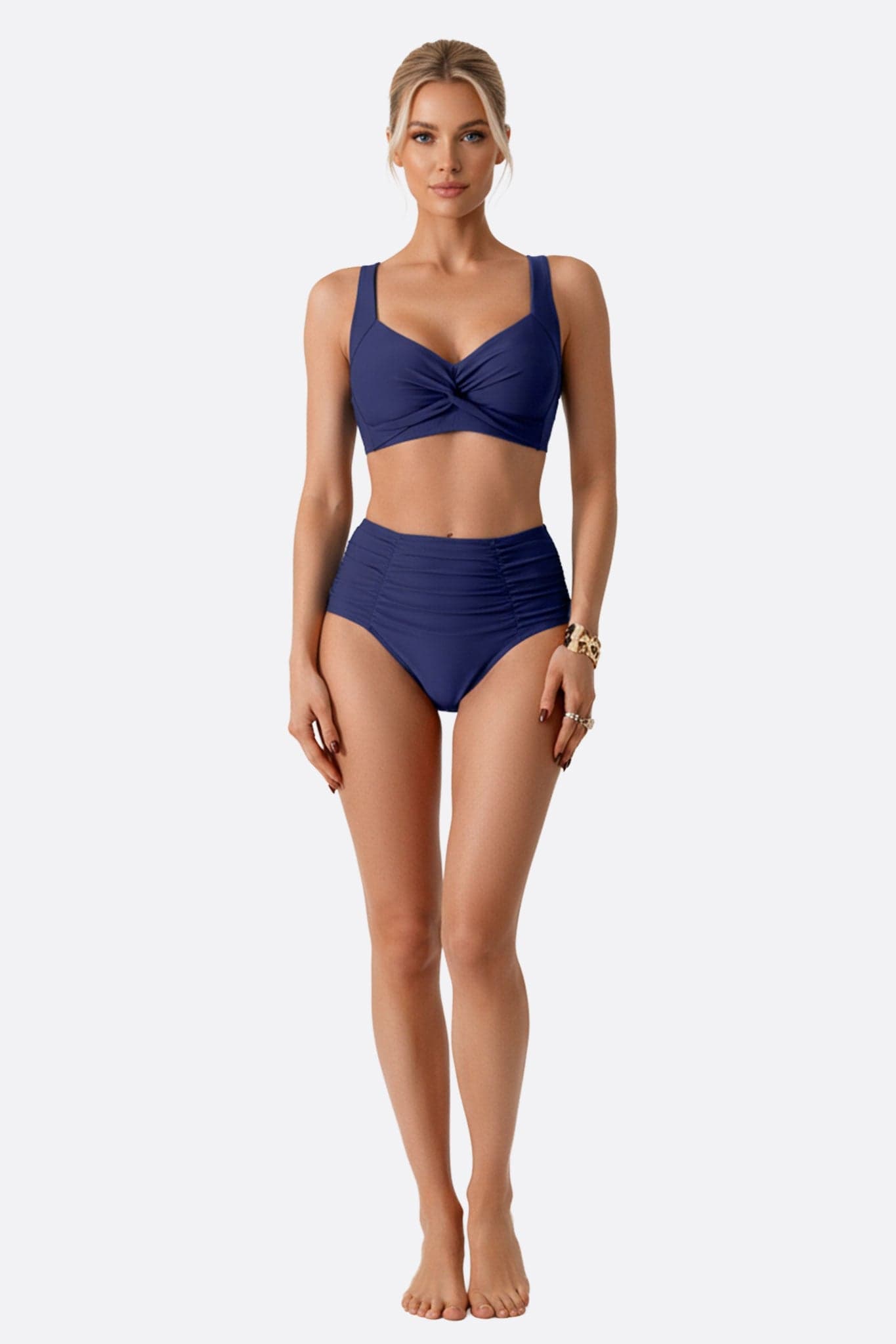 Eleganter zweiteiliger Badeanzug in marineblau mit gedrehtem Design, ideal für einen stilvollen Strandtag.