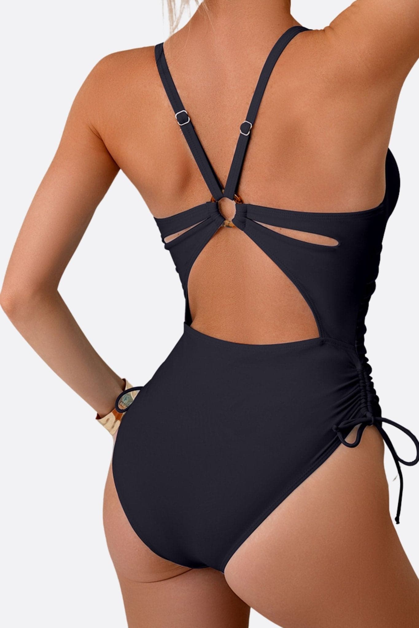 Raffinierter Look eines schwarzen Badeanzugs mit verstellbaren Bändern, perfekt für Sommerabende am...