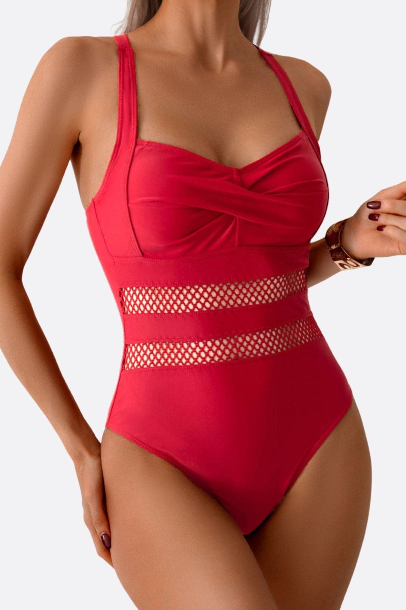 Dettaglio a rete di un costume intero rosso, ideale per un look glamour a bordo piscina.