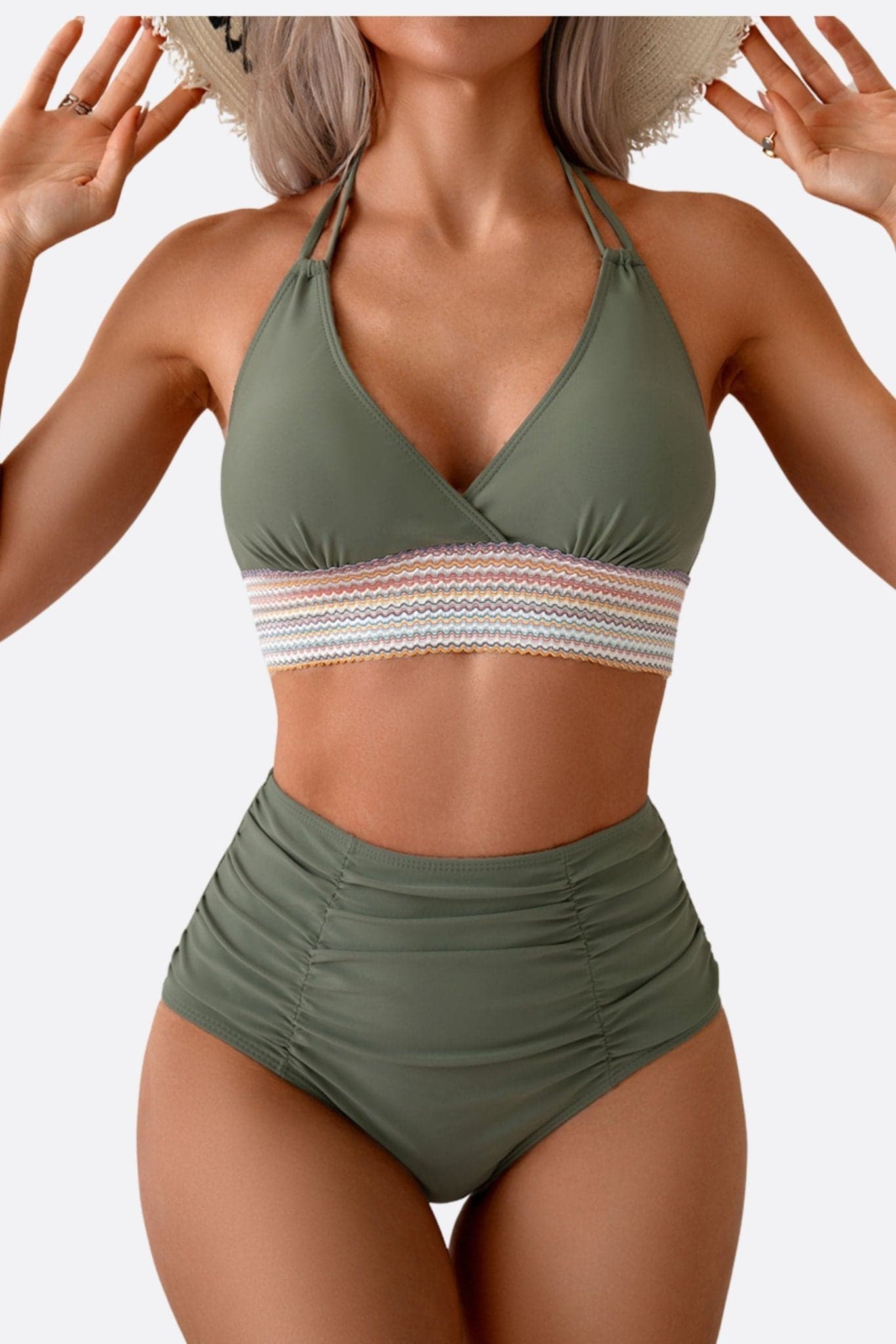 Détail du maillot de bain vert avec bande multicolore, idéal pour un look élégant à la piscine cet été.
