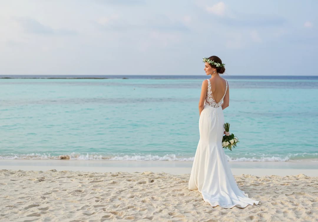 Robe de mariée fluide en dentelle légère pour cérémonie sur la plage