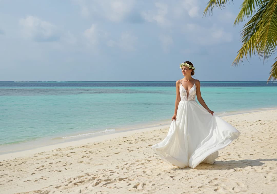 Robe de mariée fluide en dentelle pour mariage romantique sur la plage