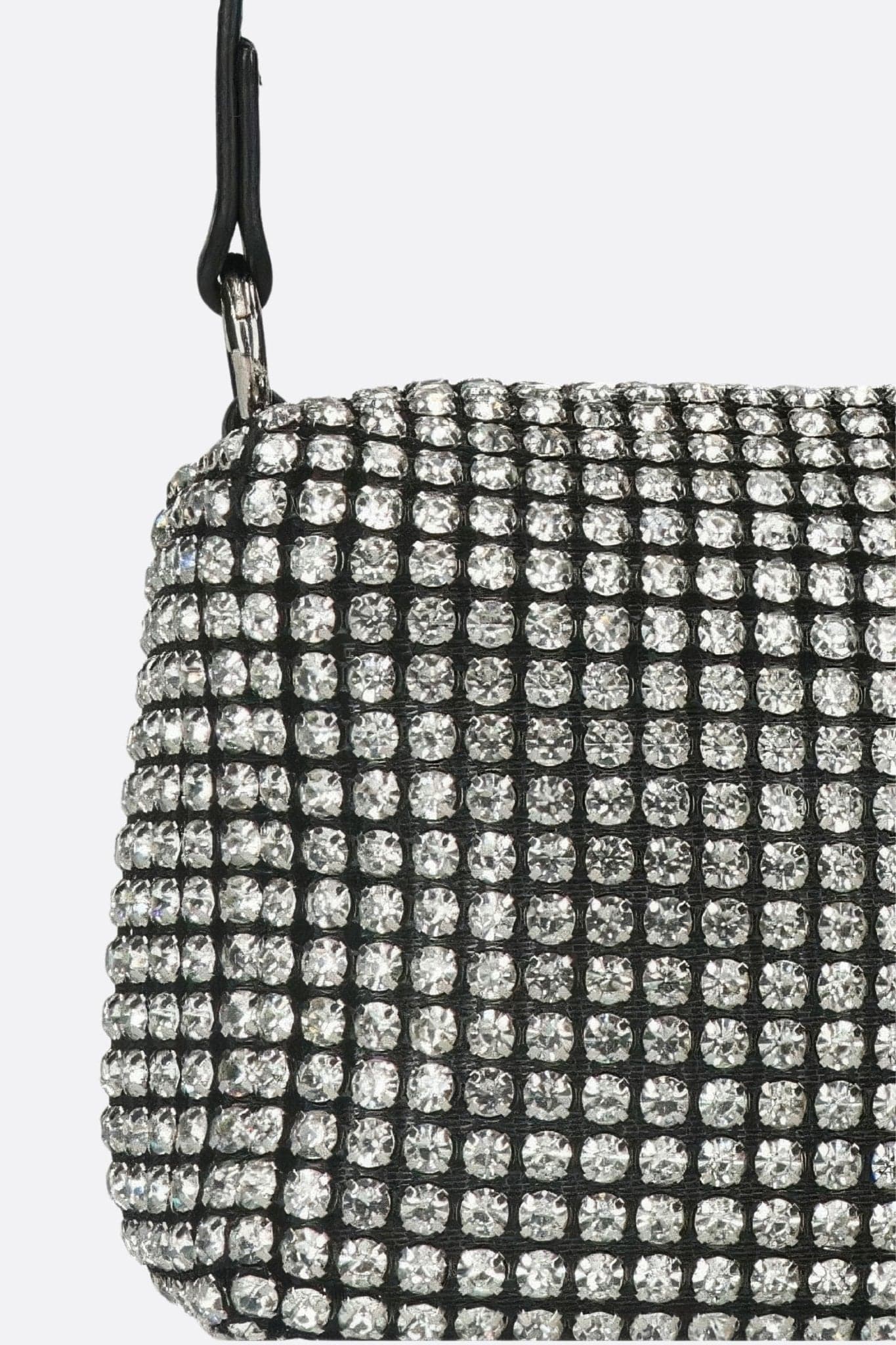 Dettagli raffinati di una mini borsa scintillante in strass argentati, manico a mano e tracolla, accessorio chic per le vostre uscite.