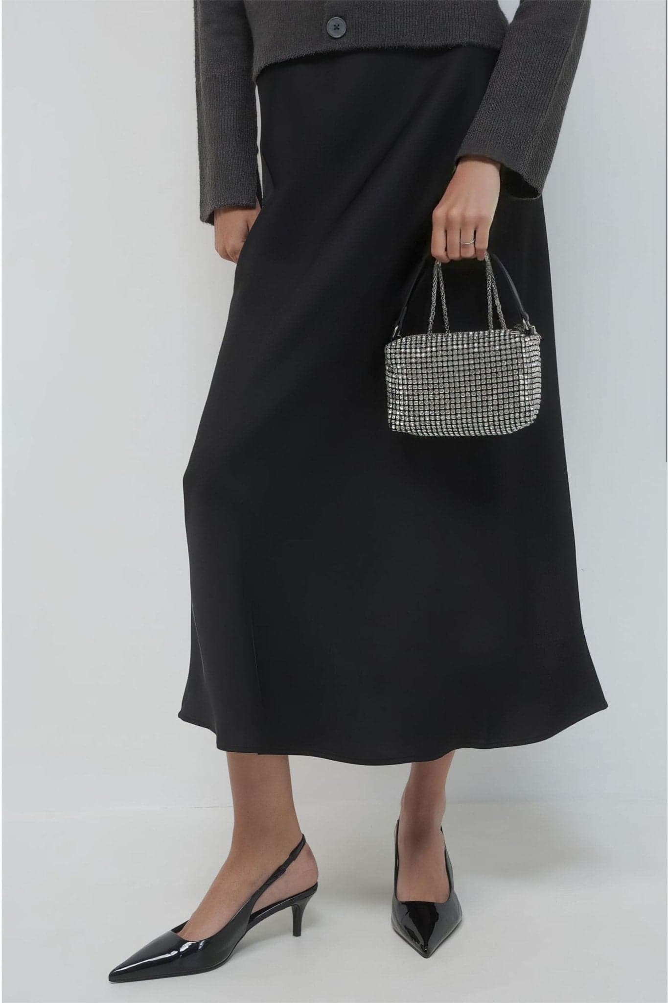 Borsa strutturata in strass argentati, con manico e tracolla, ideale per completare un look raffinato per una serata.