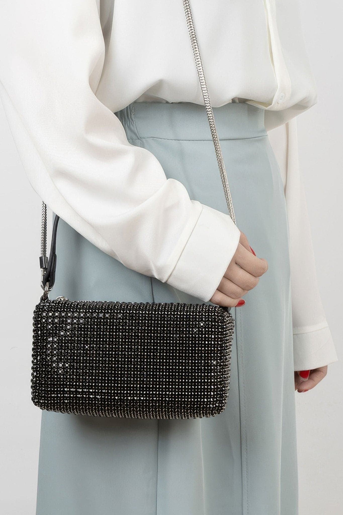 Detail der Mini-Tasche mit schwarzen Strasssteinen, elegante Oberfläche und raffinierter Handle, perfektes Accessoire für schicke Events.