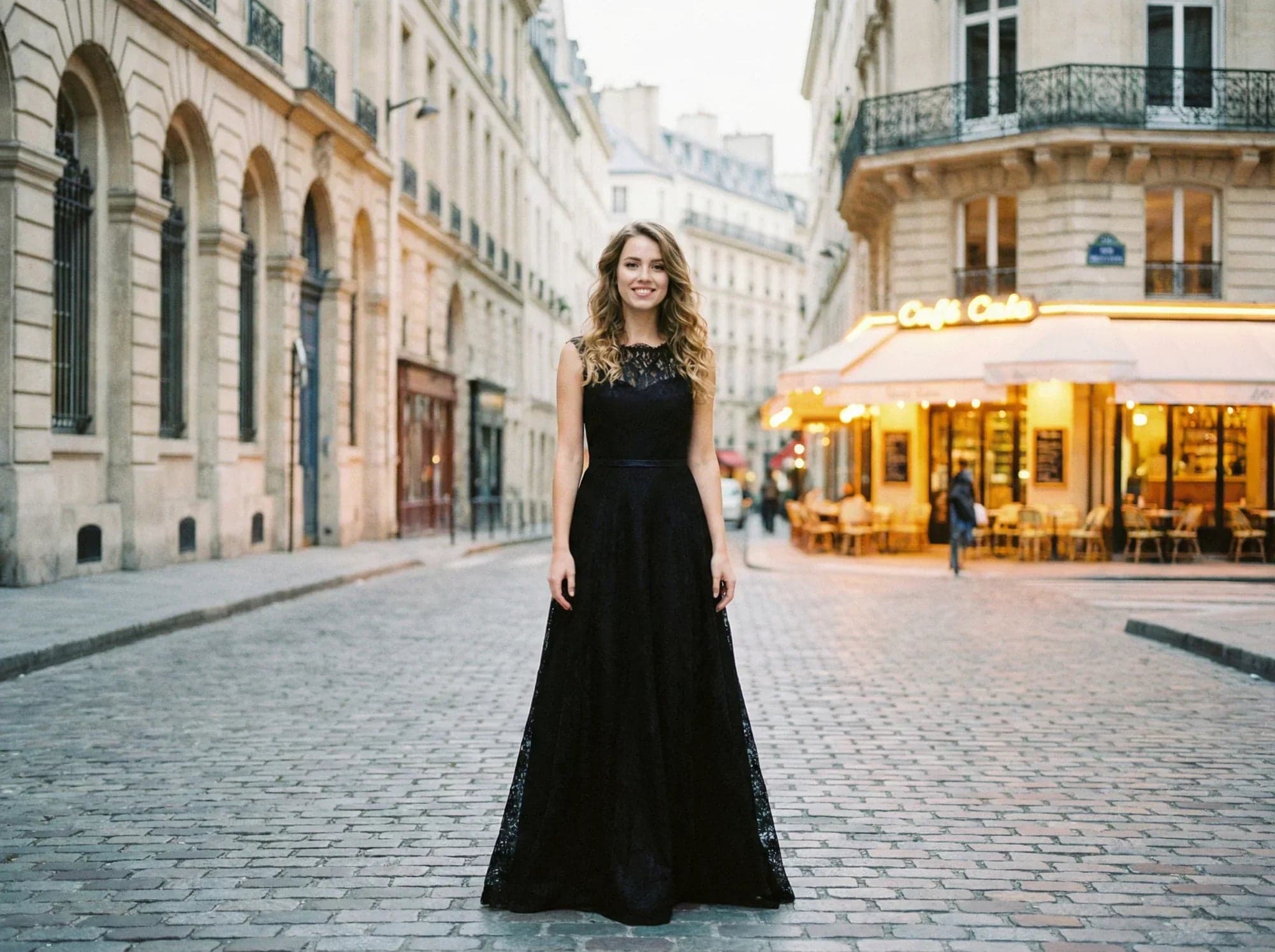 Robe longue Misciano en dentelle noire pour mettre en valeur une morphologie en A