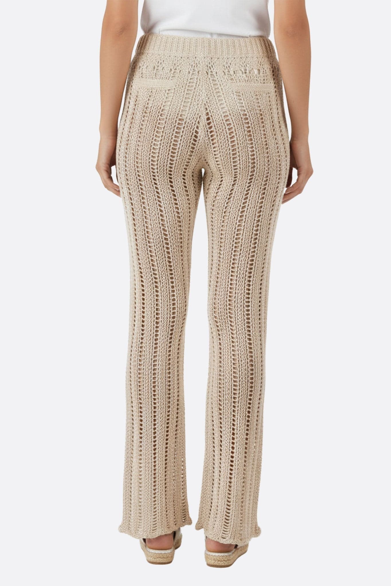 Beige crochet knit pants, refined 3/4 length, breathable and elegant for a bohemian summer evening.