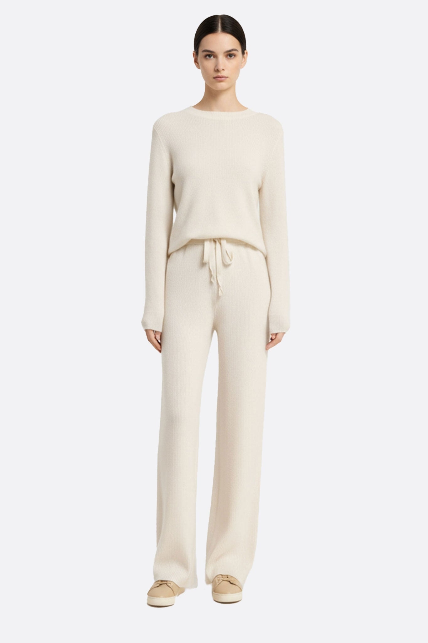 Zoom sur le pantalon en laine blanc à taille élastique, coupe fluide idéale pour un look chic lors d'une sortie.
